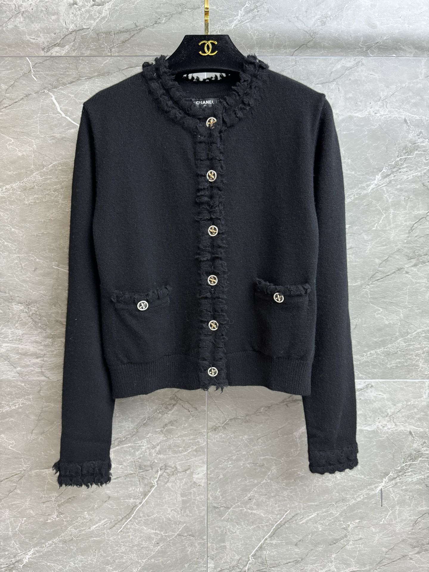 NO:326372,New spring and summer models are available. Xiangjia ruffled cashmere cardigan 2025 spring and summer trailer series. Round neck single-breasted design. Exquisite logo diamond buckle embellishment. Ruffle decoration. Gentle and high-end cashmere knitted fabric. Soft and comfortable. Normal style. Slim and temperament on the upper body. Full trademark. Size SML, chanel, alexander wang.19860909春夏新款上新啦 香家荷叶边羊绒开衫 2025春夏预告系列 圆领单排扣设计 精致logo钻扣点缀 荷叶边装饰 温柔高级 羊绒针织面料 柔软舒适 正常版型 上身显瘦又气质 商标齐全 尺码SML,,chanel,alexander wang,Women's clothing