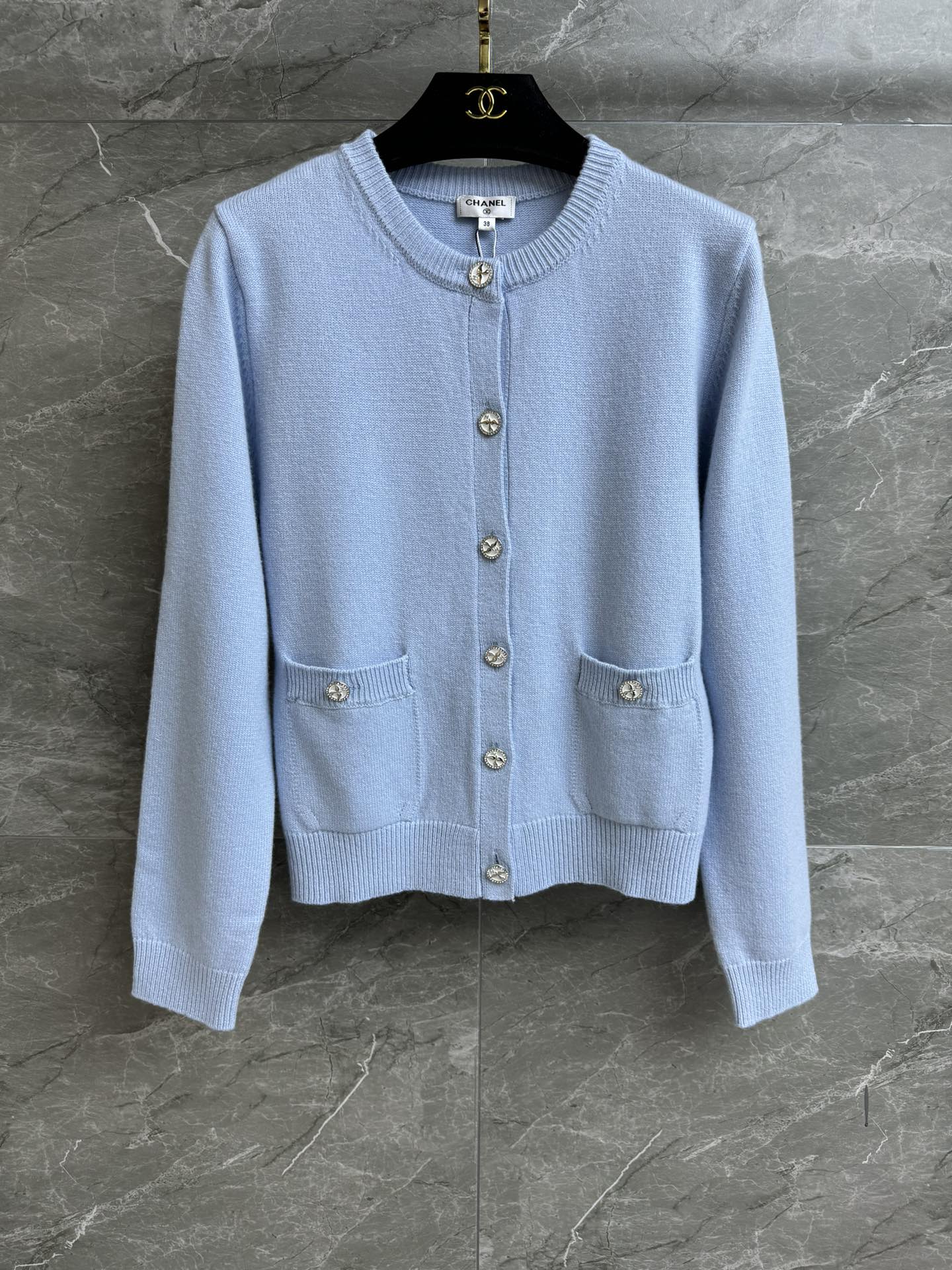 NO:326374,New spring and summer models are available. Xiangjia candy cardigan 2025 spring and summer trailer series. Round neck single-breasted design. Exquisite logo diamond buckle embellishment. Candy color matching. Age-reducing advanced cashmere knitted fabric. Soft and comfortable. Normal style. Slim and temperament on the upper body. Full trademark. Size SML, chanel, alexander wang.19860909春夏新款上新啦 香家糖果色开衫 2025春夏预告系列 圆领单排扣设计 精致logo钻扣点缀 糖果色配色 减龄高级 羊绒针织面料 柔软舒适 正常版型 上身显瘦又气质 商标齐全 尺码SML,,chanel,alexander wang,Women's clothing