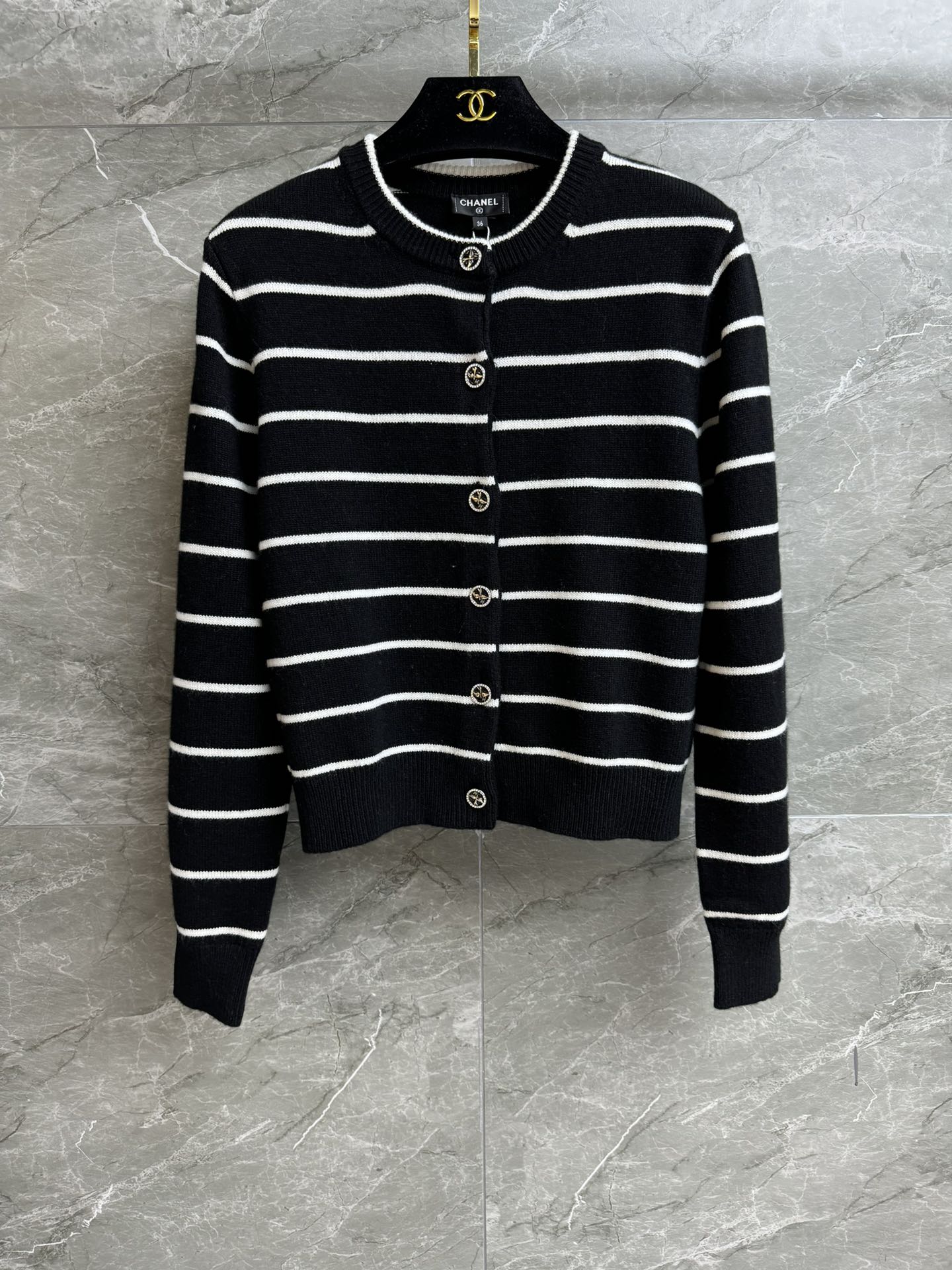 NO:326376,New spring and summer models are available. Xiangjia striped knitted cardigan. 2025 spring and summer trailer series. Round neck single-breasted design. Exquisite logo diamond buckle embellishment. Classic black and white striped color scheme. Simple and high-end cashmere knitted fabric. Soft and comfortable. Normal style. Slim and temperament on the upper body. Full trademark. Size SML, chanel, alexander wang.19860909春夏新款上新啦 香家条纹针织开衫 2025春夏预告系列 圆领单排扣设计 精致logo钻扣点缀 经典黑白条纹配色 简约高级 羊绒针织面料 柔软舒适 正常版型 上身显瘦又气质 商标齐全 尺码SML,,chanel,alexander wang,Women's clothing