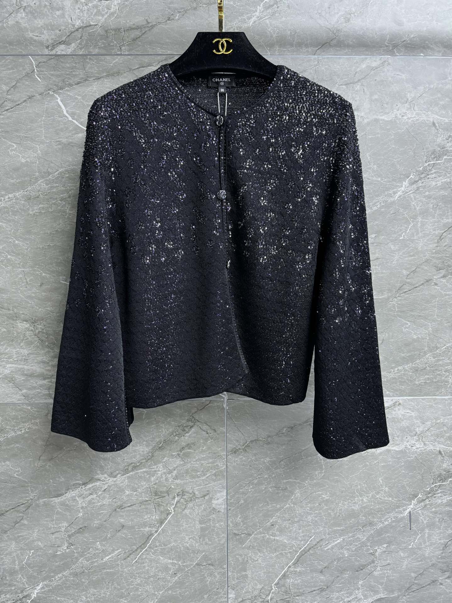 NO:329496,High-version shipped Xiangjia black sequin cardigan 2025 spring and summer trailer series round neck single-breasted flared sleeve slit design exquisite logo button embellishment Gradient sequin interspersed embroidery noble, cool and dazzling Custom knitted fabric light and comfortable Short style Slim and elegant upper body Full trademark Equipped with cloth bag Size SML, Chanel, alexander wang19860909高版本出货啦 香家黑色亮片开衫 2025春夏预告系列 圆领单排扣 喇叭袖开叉设计 精致logo纽扣点缀 渐变亮片穿插刺绣 高贵冷艳又耀眼 定制针织面料 轻薄舒适 短款版型 上身显瘦又气质 商标齐全 配有布袋 尺码SML,,chanel,alexander wang,Women's clothing
