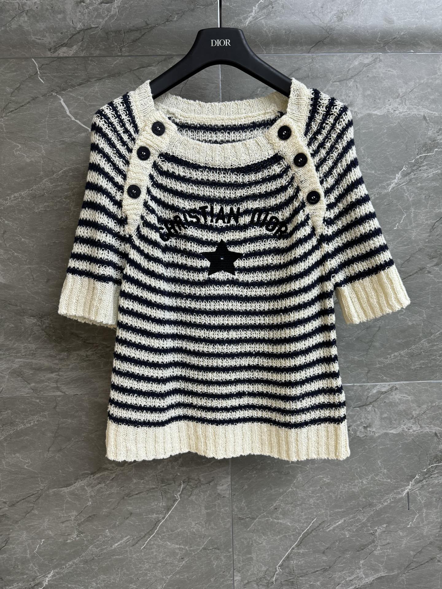 NO:317669,New spring and summer models are available. D home five-pointed star striped short sleeves. 2025 spring and summer series. Round neck rattle sleeve design. Classic five-pointed star logo embroidery pattern. Striped color scheme. Lazy and casual age-reducing. Custom blended yarn. Light, comfortable and skin-friendly. Normal style. Slim and versatile. Full trademark. Size SML,,dior,T-shirt,alexander wang.19860909春夏新款上新啦 D家五角星条纹短袖 2025春夏系列 圆领插肩袖设计 经典五角星logo刺绣图案 条纹配色 慵懒休闲减龄 定制混纺纱线 轻薄舒适亲肤 正常版型 上身显瘦又百搭 商标齐全 尺码SML,,dior,T-shirt,alexander wang,Women's clothing