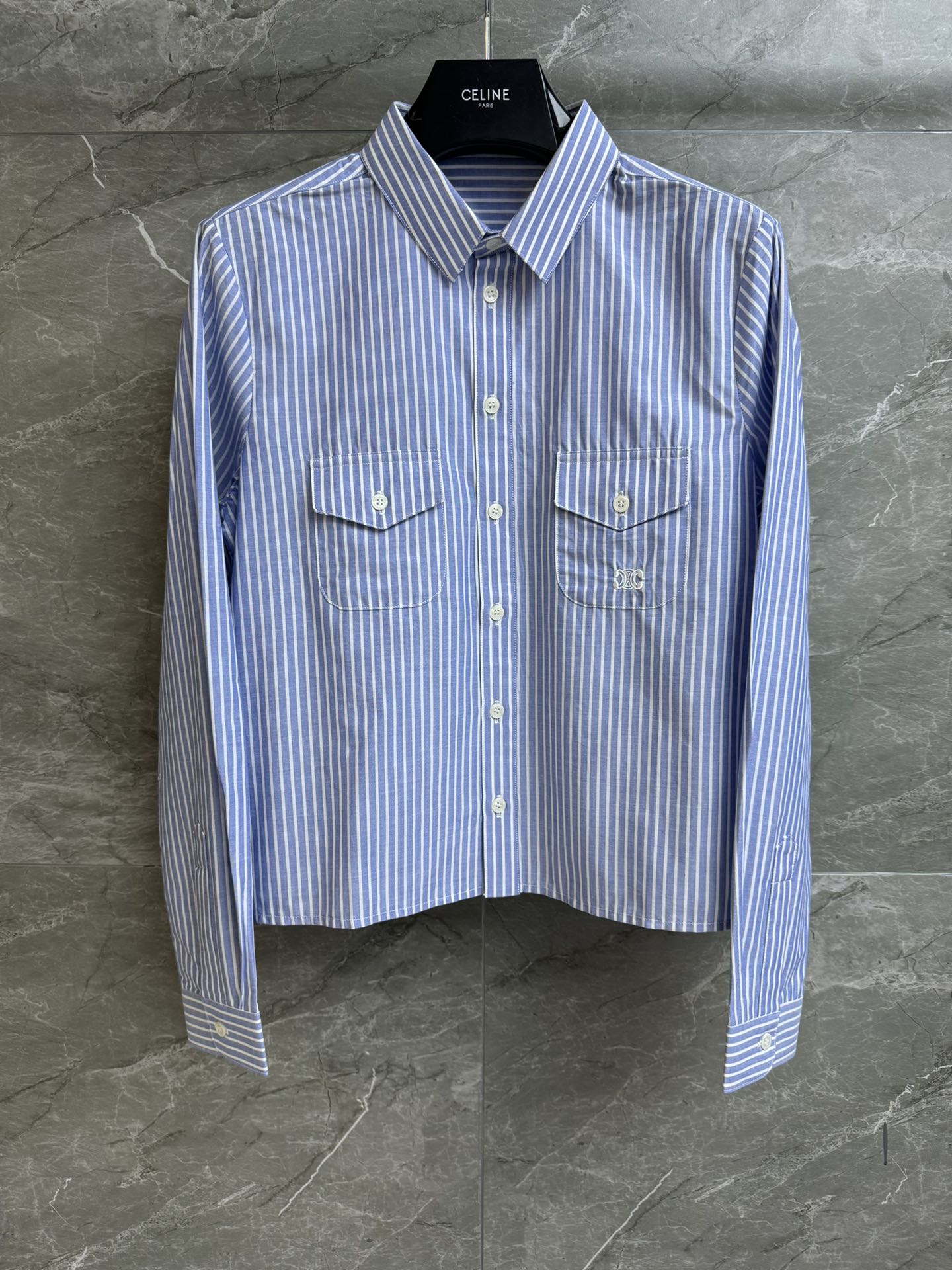 NO:317663,New spring and summer models are available. CL striped short shirt. 2025 spring and summer series. Lapel neckline design. Double pocket decoration. Arc de Triomphe embroidery pattern embellishment pocket. Blue and white striped color scheme. Fresh and artistic. Imported cotton fabric. Comfortable and breathable. Short style. Slim and versatile. Full trademark. Size SML,,alexander wang.19860909春夏新款上新啦 CL条纹短款衬衣 2025春夏系列 翻领领口设计 双口袋装饰 凯旋门刺绣图案点缀口袋 蓝白条纹配色 清新文艺 进口纯棉面料 舒适透气 短款版型 上身显瘦又百搭 商标齐全 尺码SML,,alexander wang,Women's clothing