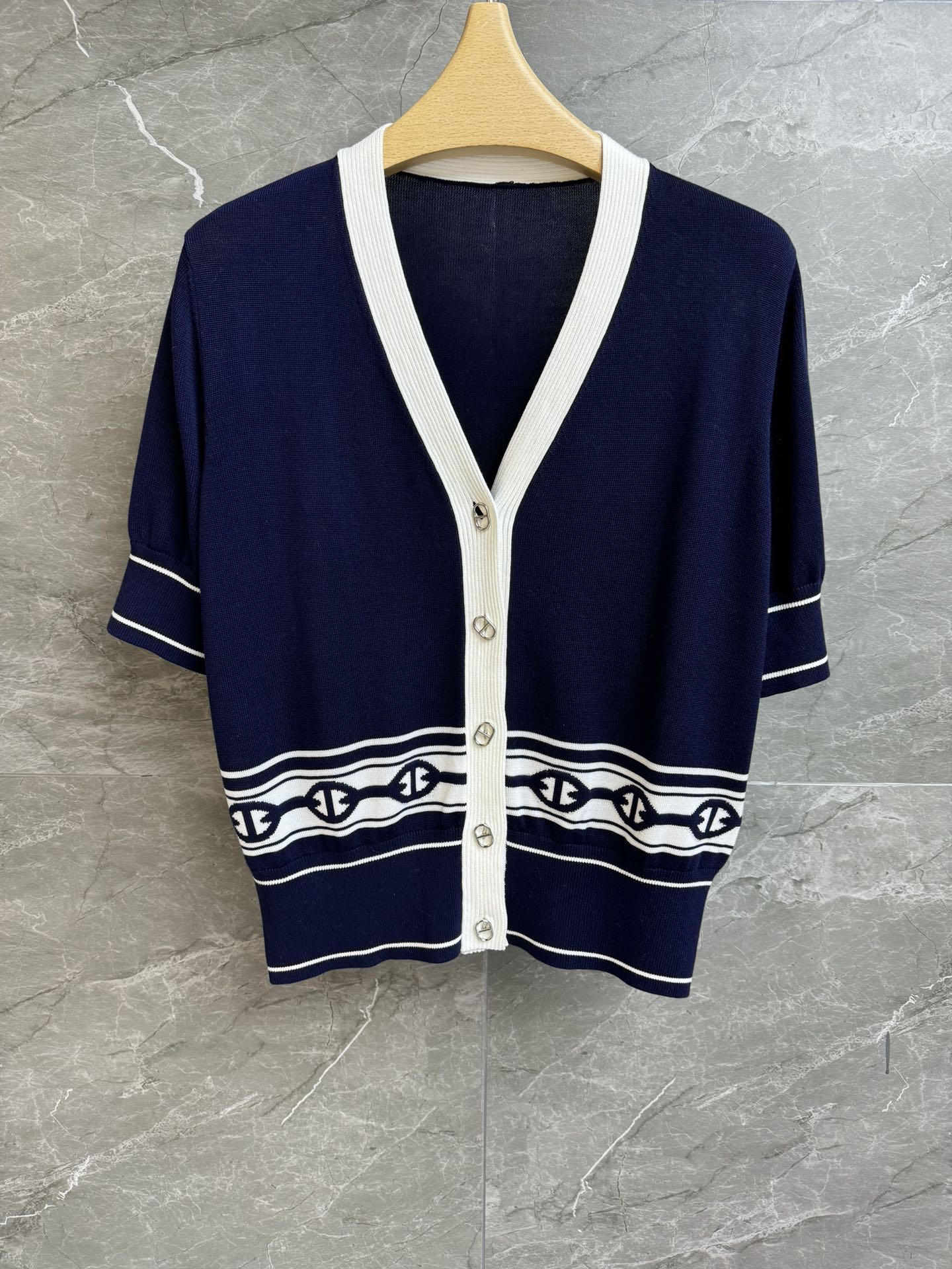 NO:317657,New spring and summer models are available. H-home V-neck short-sleeved cardigan. 2025 spring and summer series. Temperament V-neck neckline. Contrasted color inlay pattern for pig nose. Classic pig nose buckle decoration. Low-key luxury and atmospheric cashmere silk-blend fabric. Texture is cool and breathable. Normal style. The upper body looks slim and temperament. Full trademark. Size SML, T-shirt, alexander wang.19860909春夏新款上新啦 H家V领短袖开衫 2025春夏系列 气质V领领口 猪鼻子撞色嵌花图案 经典猪鼻扣装饰点缀 低调奢华大气 羊绒丝绸混纺面料 质感冰凉透气 正常版型 上身显瘦又气质 商标齐全 尺码SML,,T-shirt,alexander wang,Women's clothing