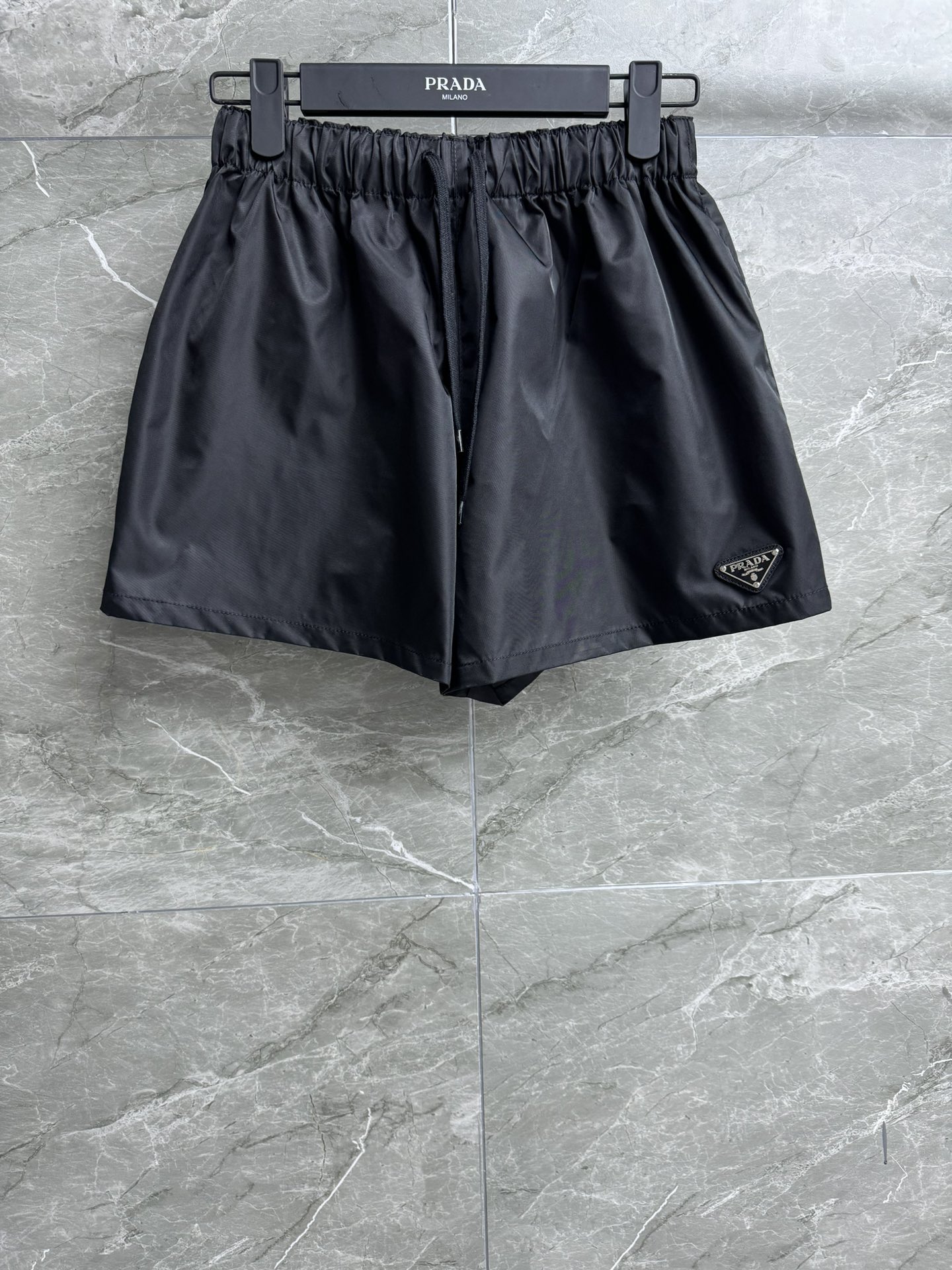 NO:317651,New spring and summer models are available. P home triangle nylon shorts. Recycled nylon series. Elastic drawstring lace design. Classic triangle logo decoration embellishment. Simple and high-end. Recycled and degradable nylon fabric. Clever and stylish. Loose style. The upper body looks slim and fashionable. Full trademark. Size SML, shorts, alexander wang.19860909春夏新款上新啦 P家三角标尼龙短裤 再生尼龙系列 松紧抽绳系带设计 经典三角徽标装饰点缀 简约又高级 可再生降解尼龙面料 挺括有型 宽松版型 上身显瘦又时髦 商标齐全 尺码SML,,shorts,alexander wang,Women's clothing