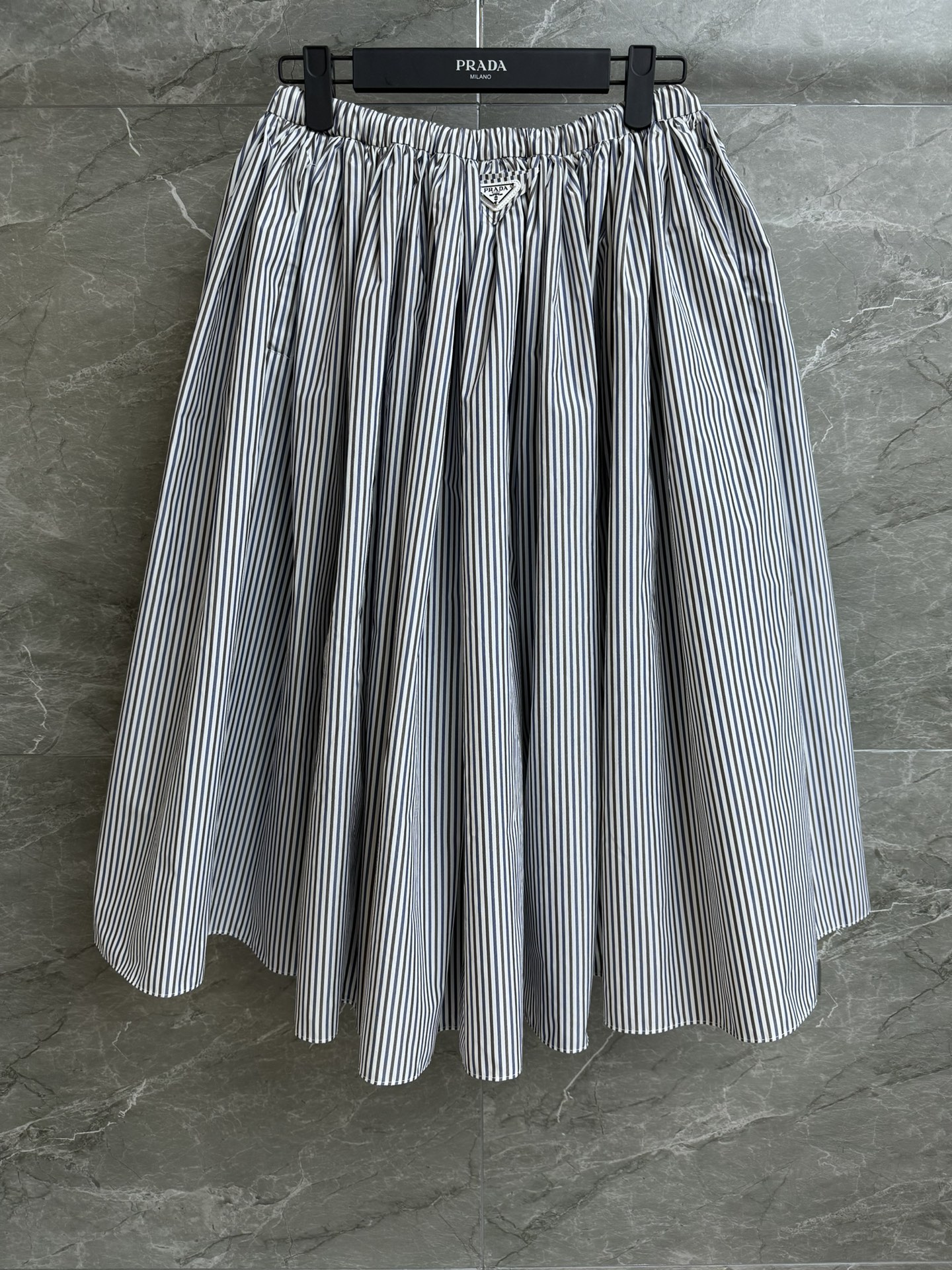 NO:317647,New spring and summer models are available. P home striped pleated skirt. 2025 spring and summer series. Elastic elastic waist. Triangular logo logo decoration. Blue and white striped color scheme. Fresh and age-reducing. Customized cotton poplin fabric. Clever and comfortable. High waist puffy skirt style. The upper body looks slim and fashionable. Size SML, skirts, alexander wang.19860909春夏新款上新啦 P家条纹百褶裙 2025春夏系列 松紧弹力腰头 三角logo徽标装饰 蓝白条纹配色 清新减龄 定制棉府绸面料 挺括舒适 高腰蓬蓬裙版型 上身显瘦又时髦 尺码SML,,skirts,alexander wang,Women's clothing