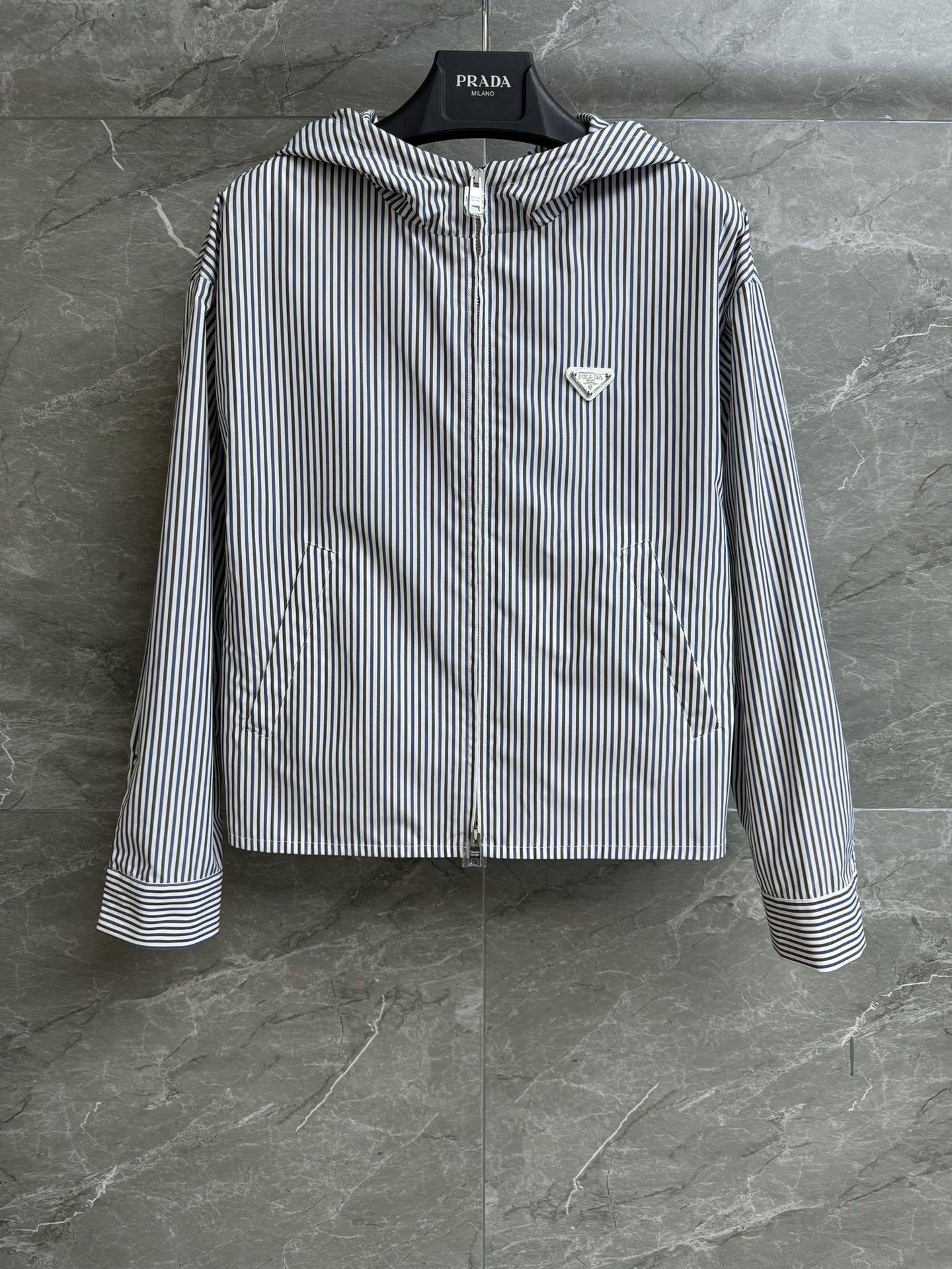 NO:317645,New spring and summer models are available. P home striped hooded jacket. 2025 spring and summer series. Hooded zipper design. Triangular logo logo decoration. Blue and white striped color scheme. Casual and fashionable. Customized cotton poplin fabric. Clever and comfortable. Normal style. Slim and versatile. Size SML,, jackets & coats,hats,alexander wang.19860909春夏新款上新啦 P家条纹连帽外套 2025春夏系列 连帽拉链设计 三角logo徽标装饰 蓝白条纹配色 休闲时髦 定制棉府绸面料 挺括舒适 正常版型 上身显瘦又百搭 尺码SML,,jackets & coats,hats,alexander wang,Women's clothing