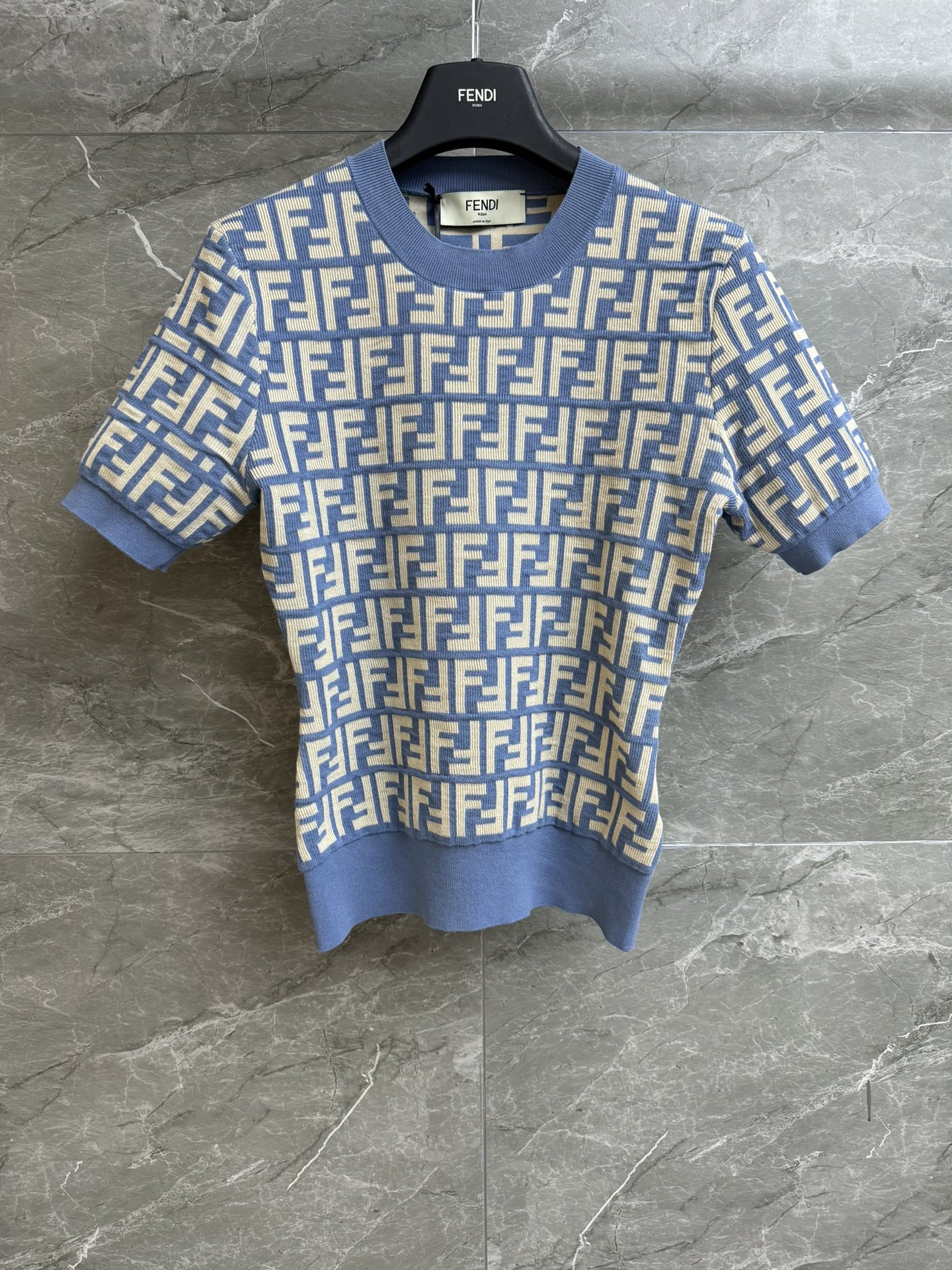 NO:317639,New spring and summer models are shipped FD blue knitted short sleeves 2025 spring and summer series round neckline design Classic FF letter jacquard pattern Blue and white color matching fashionable age-reducing, full sense of high-end Cotton blended knitted fabric Comfortable and breathable Elastic slim fit style Slim and temperament on the upper body Full trademark Size sml, T-shirt, alexander wang19860909春夏新款出货啦 FD蓝色针织短袖 2025春夏系列 圆领领口设计 经典FF字母提花图案 蓝白配色时髦减龄 高级感十足 棉质混纺针织面料 舒适透气 弹力修身版型 上身显瘦又气质 商标齐全 尺码sml,,T-shirt,alexander wang,Women's clothing