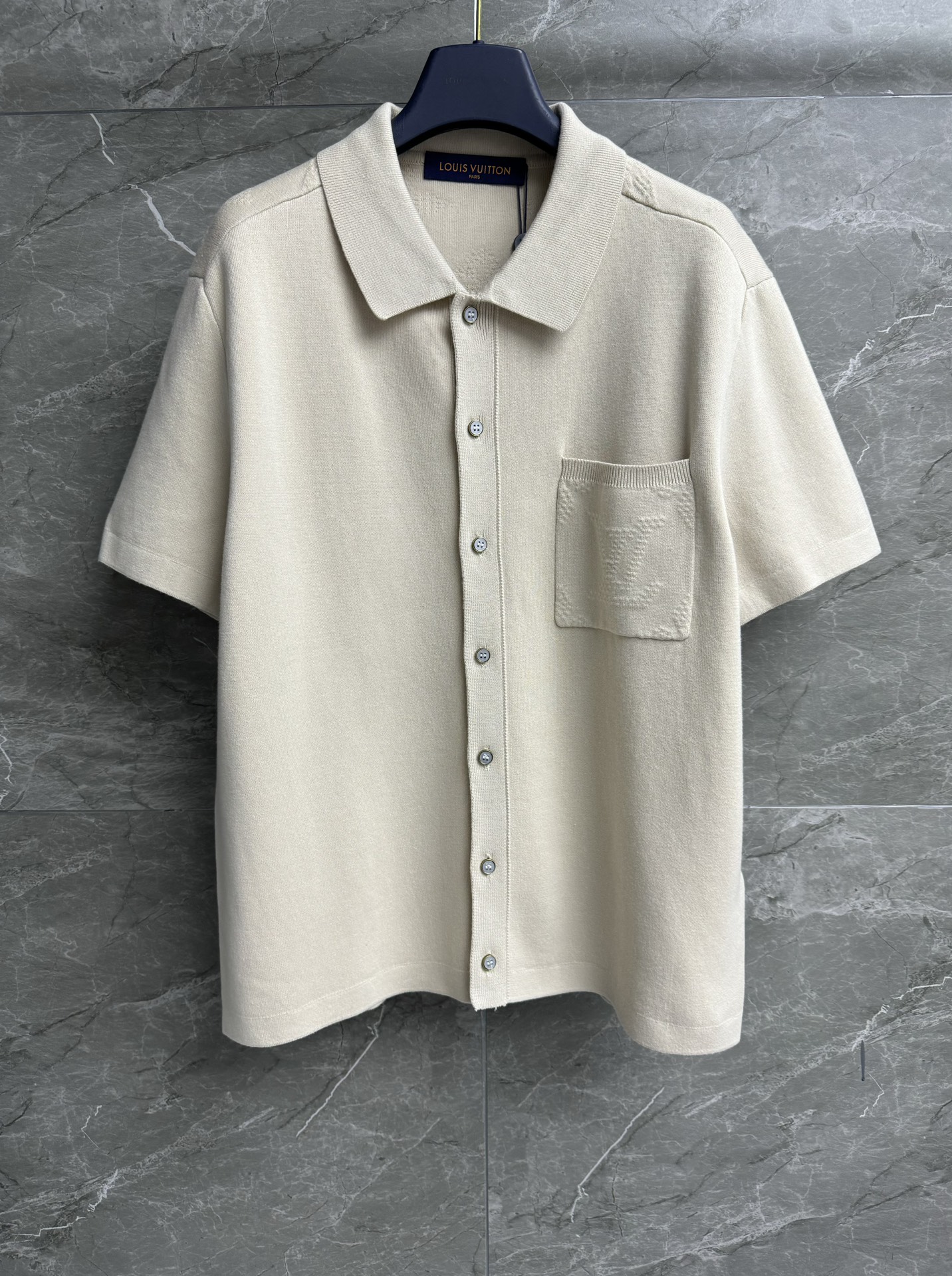 NO:317635,New spring and summer models are available. L home embossed knitted short sleeves. 2025 spring and summer series. Lapel single-breasted design. Mother of pearl button decoration. Letter logo embossed pattern embossed. Casual and exquisite. Cotton knitted fabric. Soft and comfortable texture. Loose style. Slim and versatile. Same as men and women. Full trademark. Size SML,,louis vuitton, T-shirt,alexander wang.19860909春夏新款上新啦 L家压纹针织短袖 2025春夏系列 翻领单排扣设计 珍珠母纽扣装饰 字母logo压纹图案点缀 休闲又精致 棉质针织面料 柔软舒适有质感 宽松版型 上身显瘦又百搭 男女同款 商标齐全 尺码SML,,louis vuitton,T-shirt,alexander wang,Women's clothing