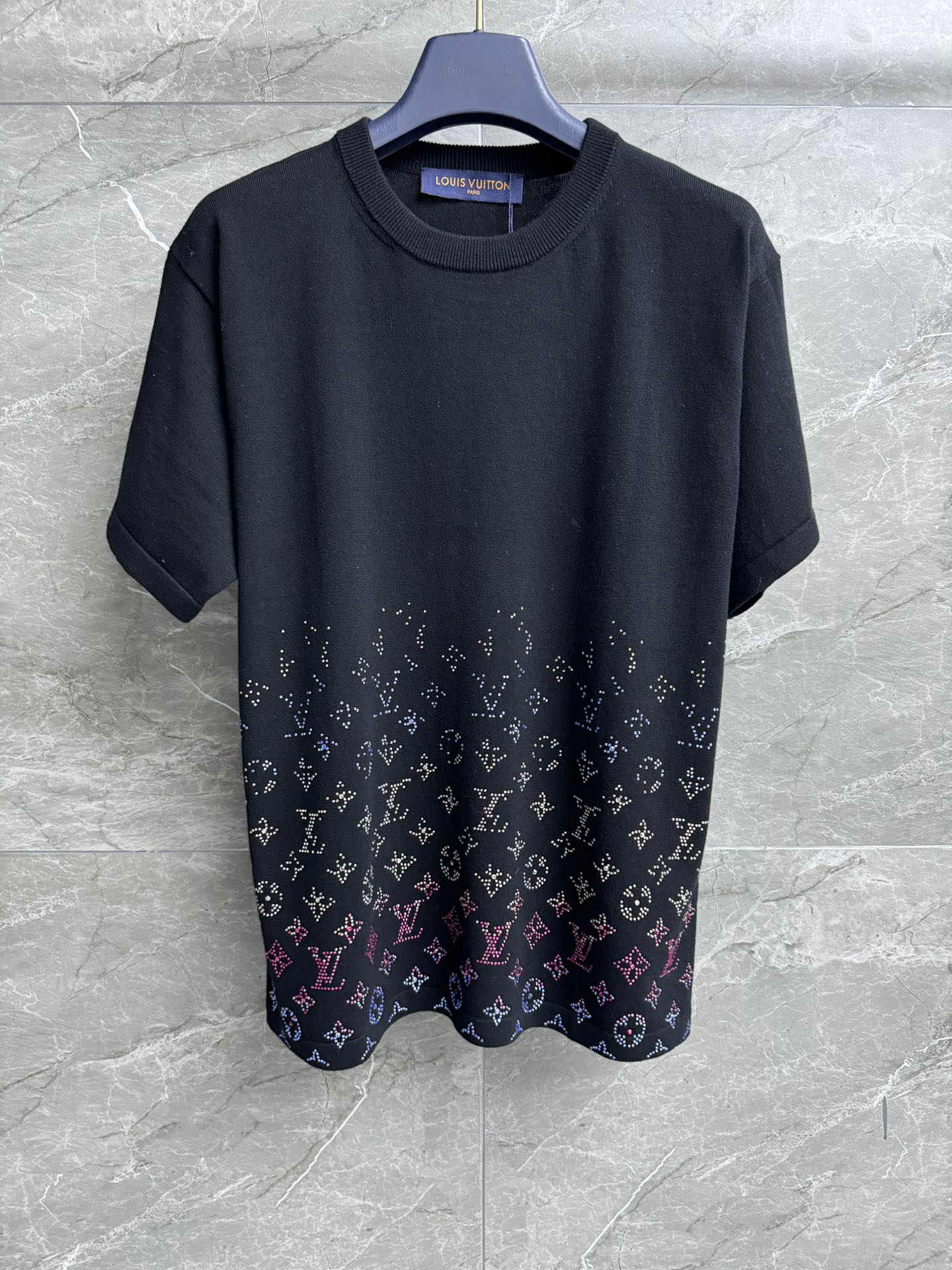 NO:317633,New spring and summer models are available. L's gradient rhinestone short sleeves. 2025 spring and summer series. Classic round neckline. Classic logo gradient rhinestone pattern. Exquisite and fashionable. Cotton knitted fabric. Comfortable and skin-friendly. Loose style. Slim and temperament. Full trademark. Size SML,,louis vuitton, T-shirt,alexander wang.19860909春夏新款上新啦 L家渐变水钻短袖 2025春夏系列 经典圆领领口 经典logo渐变水钻图案 精致时髦高级 棉质针织面料 舒适亲肤 宽松版型 上身显瘦又气质 商标齐全 尺码SML,,louis vuitton,T-shirt,alexander wang,Women's clothing