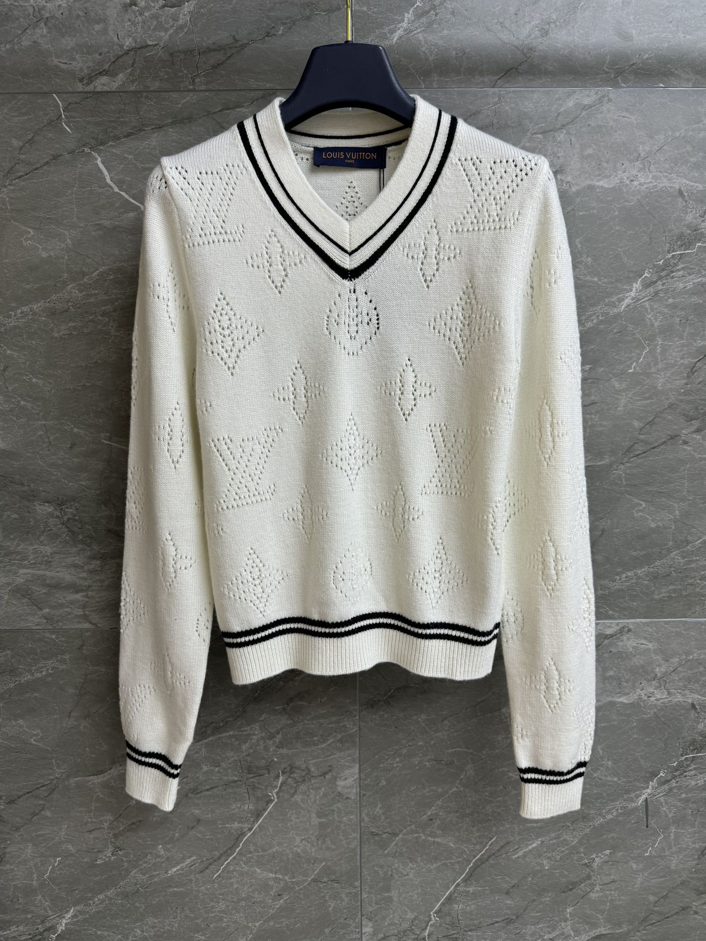 NO:317629,New spring and summer models are shipped. L home logo hollow sweater. 2025 Nautical series. Temperament V-neck neckline. Classic presbyterian hollow pattern. Gentle and lazy. Advanced. Wool knitted fabric. Soft and comfortable and breathable. Normal style. Slim and temperament on the upper body. Full trademark. Size SML,,louis vuitton,sweaters,alexander wang.19860909春夏新款出货啦 L家logo镂空毛衣 2025航海系列 气质V领领口 经典老花镂空图案 温柔慵懒高级 羊毛针织面料 柔软舒适透气 正常版型 上身显瘦又气质 商标齐全 尺码SML,,louis vuitton,sweaters,alexander wang,Women's clothing