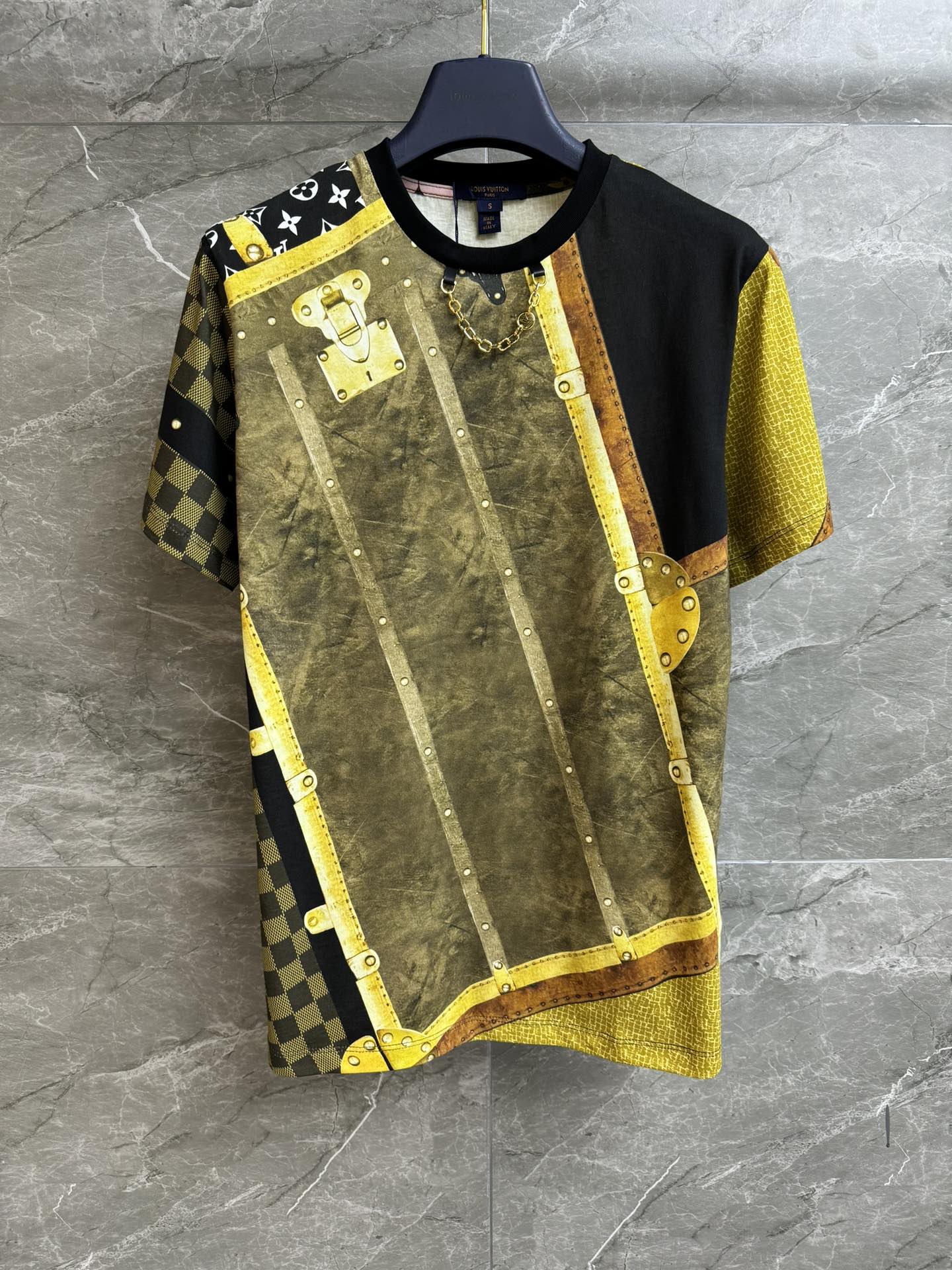 NO:317646,New spring and summer models are shipped. L family old-fashioned luggage T-shirts. Spring and summer series. Round neckline contrasting collar. Decorated with chain decoration. Classic old-fashioned luggage printed patterns. Retro and high-end imported pure cotton material. Soft and comfortable skin-friendly. Normal style. Slim and temperament on the upper body. Full trademark. Size SML,,louis vuitton,tees, t-shirt,alexander wang.19860909春夏新款出货啦 L家老花箱包T恤 2025春夏系列 圆领撞色领口 饰以链条装饰点缀 经典老花箱包印花图案 复古又高级 进口纯棉材质 柔软舒适亲肤 正常版型 上身显瘦又气质 商标齐全 尺码SML,,louis vuitton,tees，t-shirt,alexander wang,Women's clothing