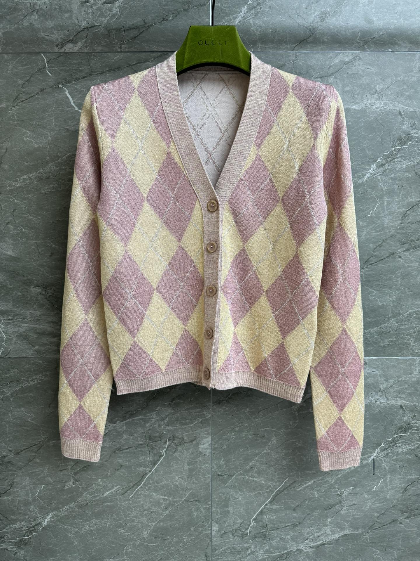NO:317642,High-version shipped G-home diamond knitted cardigan 2025 early spring series Temperament V-neck neckline Gold and silver wire diamond pattern Pink color matching Gentle age-reducing Wool blended knitted fabric Comfortable and skin-friendly Normal style Slim and temperament on the upper body Full trademark Size SML, gucci, alexander wang19860909高版本出货啦 G家菱格针织开衫 2025早春系列 气质V领领口 金银丝线菱格图案 粉色系配色温柔减龄 羊毛混纺针织面料 舒适亲肤 正常版型 上身显瘦又气质 商标齐全 尺码SML,,gucci,alexander wang,Women's clothing