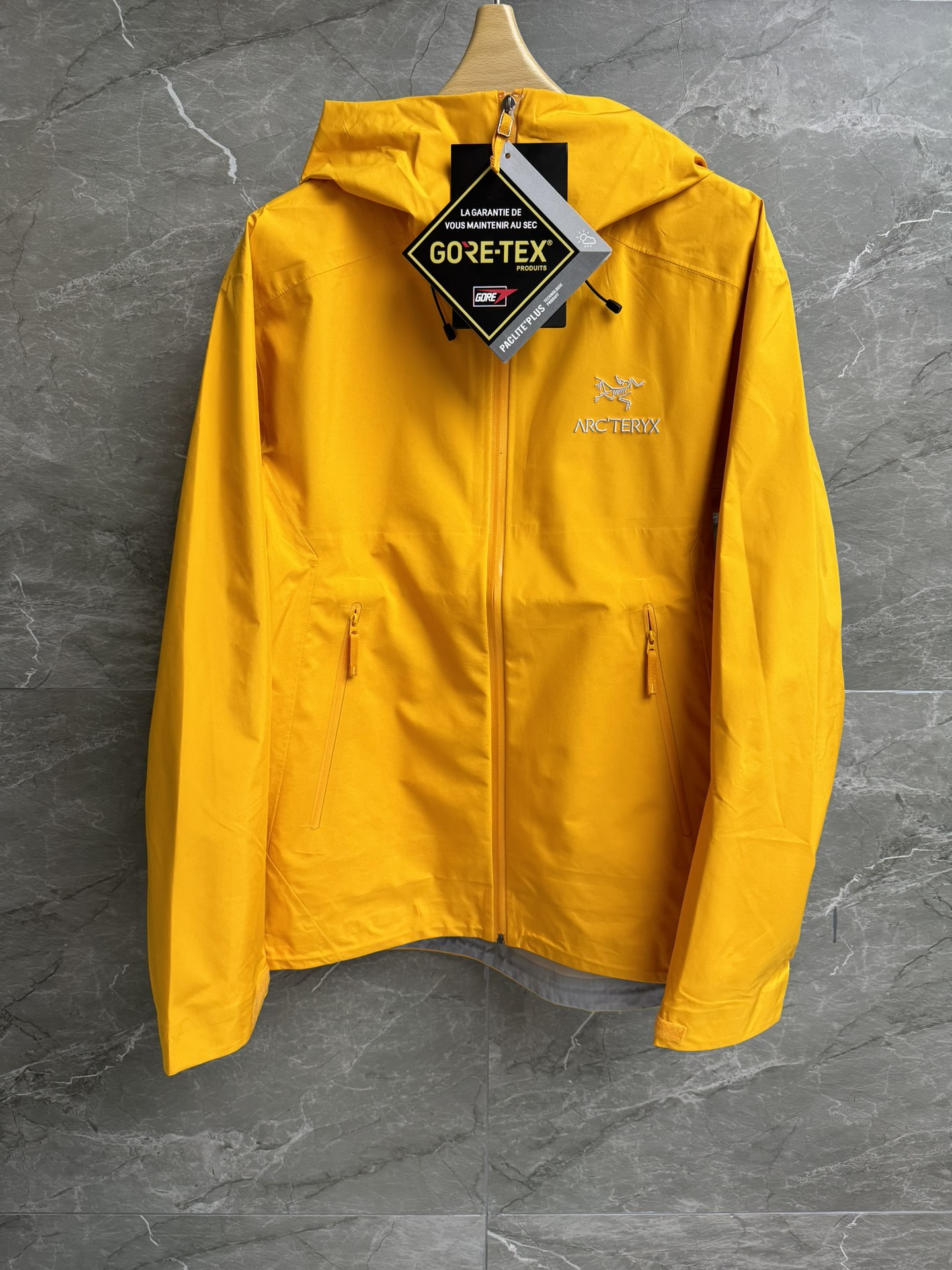 NO:317636,New early spring models are available. Archaeopteryx hard shell jacket Beta LT series Helmet compatible with hood protection Underarm zipper for quick ventilation WaterTight pressed glue waterproof zipper is made of GORE-TEX three-layer lightweight fabric. Texture is light and wear-resistant. Windproof and waterproof and breathable. Suitable for a variety of outdoor sports. The same style for men and women. Full trademark size S-XXL, arc'teryx,hats,alexander wang19860909早春新款上新啦 始祖鸟硬壳冲锋衣 Beta LT系列 头盔兼容兜帽防护 腋下拉链便于快速通风 WaterTight压胶防水拉链 采用GORE-TEX三层轻量面料 质感轻薄耐磨 防风防水透气 适合多种户外运动 男女同款 商标齐全 尺码S-XXL,arc'teryx,hats,alexander wang,Women's clothing