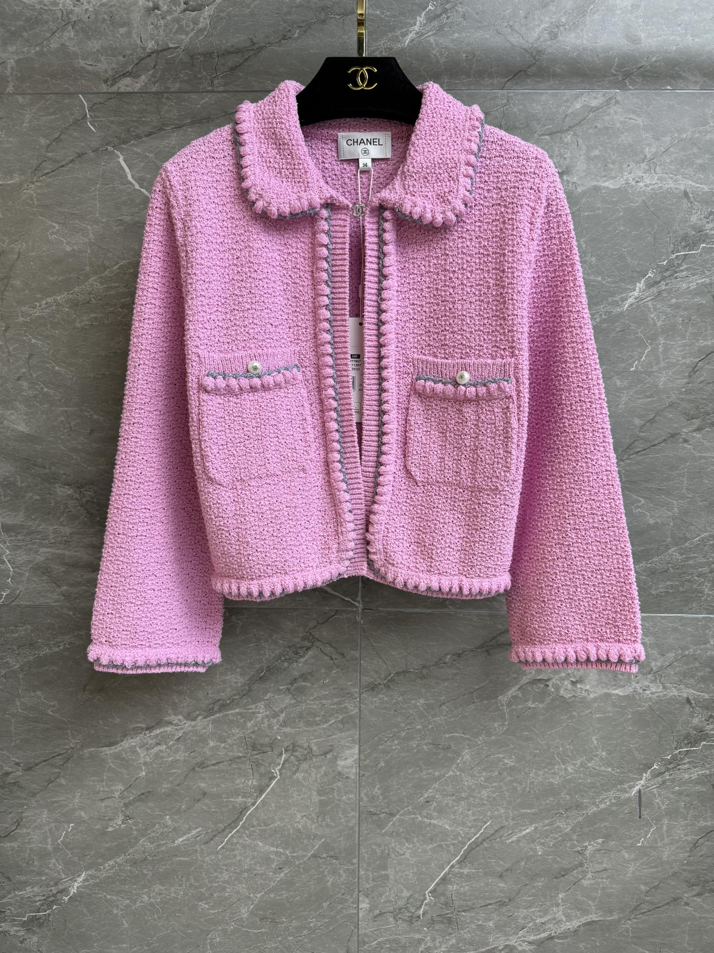 NO:317632,High-version shipped Xiangjia pearl doll collar cardigan 2025 spring and summer preview series Lapel doll collar design Pearl logo diamond buckle embellishment Pink blue color matching age-reducing fashionable and fashionable Definite dyeing pair yarn Soft and comfortable and textured Short style Top body looks slim and temperament Full trademarks Equipped with cloth bag Size SML, Chanel, alexander wang19860909高版本出货啦 香家珍珠娃娃领开衫 2025春夏预告系列 翻领娃娃领设计 珍珠logo钻扣点缀 粉蓝配色减龄时髦洋气 定织定染对版纱线 柔软舒适有质感 短款版型 上身显瘦又气质 商标齐全 配有布袋 尺码SML,,chanel,alexander wang,Women's clothing