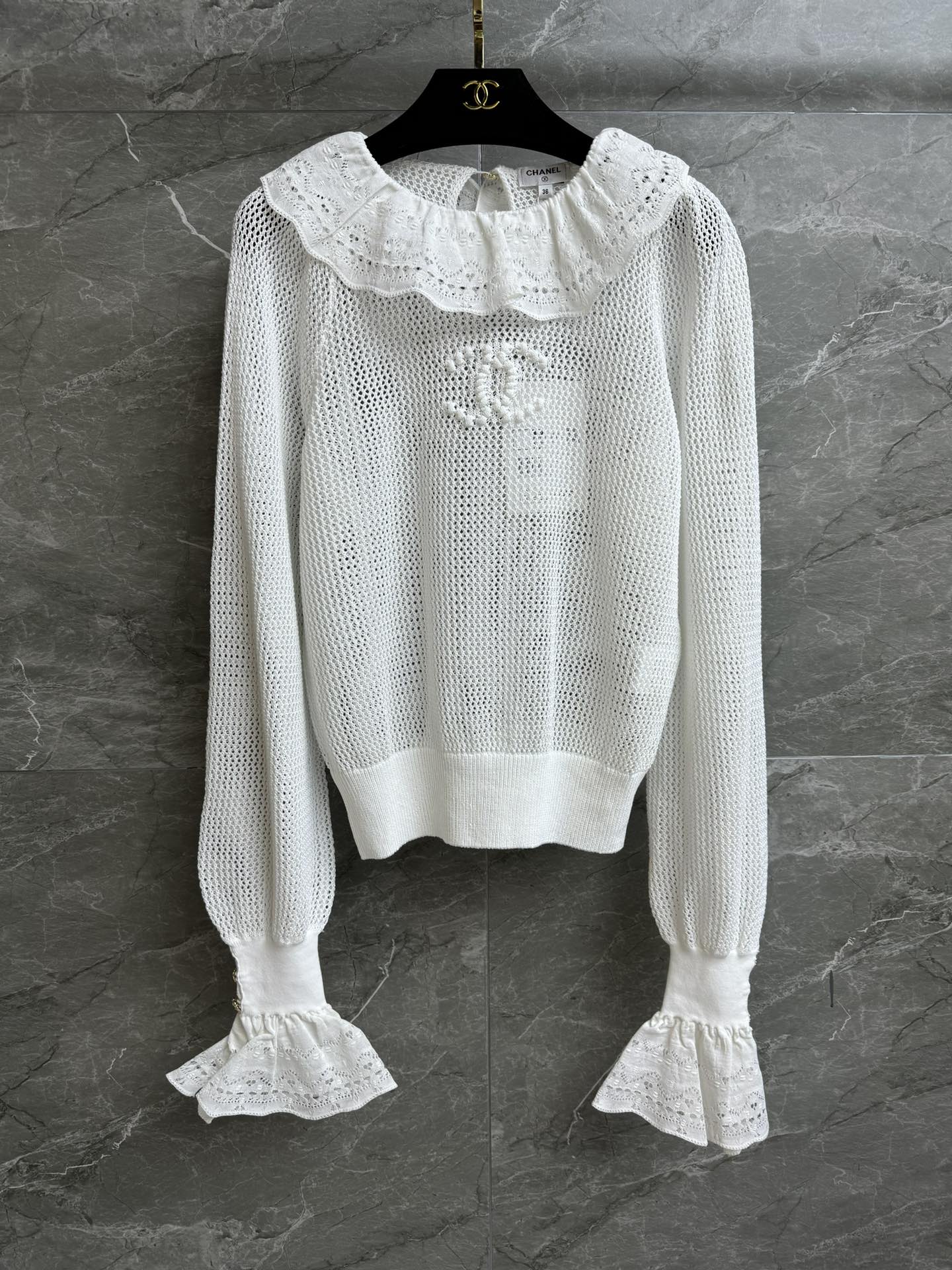 NO:317628,High-version shipped Xiangjia lotus leaf collar hollow top 2025 spring and summer preview series Lotus leaf collar trumpet sleeve design Lace splicing sweet age-reducing Three-dimensional double C pattern embellishment on the chest Hollow woven texture Lazy and delicate and a little sexy Cotton blended yarn Comfortable skin-friendly and breathable Loose style Top body looks slim and temperament Full trademark Equipped with cloth bag Size SML, Chanel, alexander wang19860909高版本出货啦 香家荷叶领镂空上衣 2025春夏预告系列 荷叶领喇叭袖设计 蕾丝拼接甜美减龄 胸前立体双C图案点缀 镂空编织纹理 慵懒精致又带点小性感 棉质混纺纱线 舒适亲肤透气 宽松版型 上身显瘦又气质 商标齐全 配有布袋 尺码SML,,chanel,alexander wang,Women's clothing