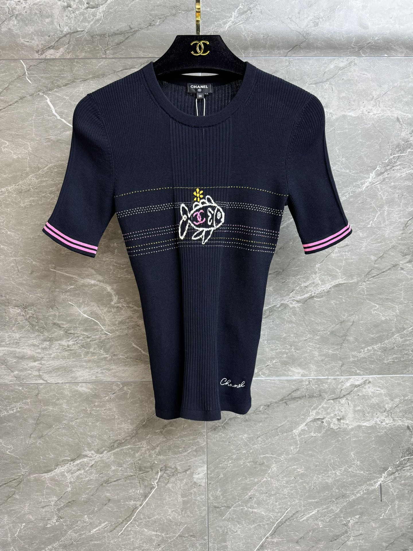NO:317618,High-end version is shipped. Xiangjia Xiaoyu knitted short-sleeved 2025 early spring vacation series. Round neck ribbed neckline. Striped contrasting color edging. Xiaoyu logo jacquard pattern. Sweet and age-reducing advanced cotton knitted fabric. Comfortable and breathable. Elastic slim fitted with upper body. Full trademark. Equipped with cloth bag. Size SML, chanel, T-shirt, alexander wang.19860909高版本出货啦 香家小鱼针织短袖 2025早春度假系列 圆领罗纹领口 条纹撞色包边 小鱼logo提花图案 甜美减龄高级 棉质针织面料 舒适透气 弹力修身版型 上身显瘦又百搭 商标齐全 配有布袋 尺码SML,,chanel,T-shirt,alexander wang,Women's clothing
