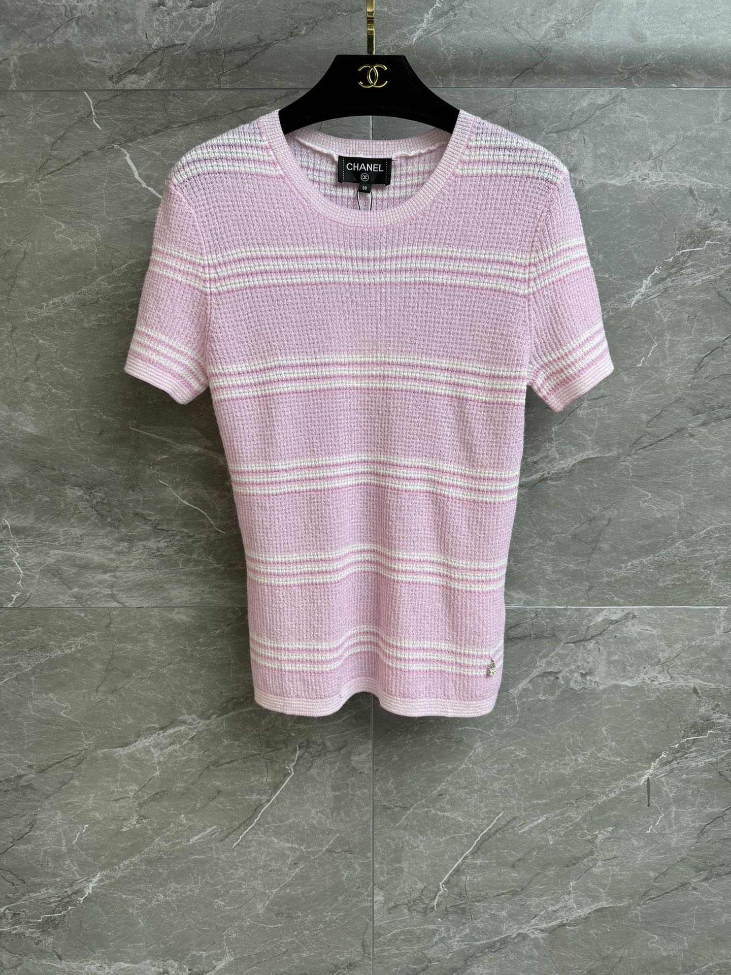 NO:317615,New models for early spring are shipped. Xiangjia pink striped short sleeves. Autumn and winter preview series. Round neckline design. Hem logo logo decoration. Pink striped color scheme. Age-reducing fashionable and fashionable. Custom knitted fabric. Soft and comfortable skin-friendly. Elastic slim fit. Upper body looks slim and temperament. Full trademark size SML, chanel, T-shirt, alexander wang.19860909早春新款出货啦 香家粉色条纹短袖 秋冬预告系列 圆领领口设计 下摆logo徽标装饰 粉色条纹配色 减龄时髦洋气 定制针织面料 柔软舒适亲肤 弹力修身版型 上身显瘦又气质 商标齐全 尺码SML,,chanel,T-shirt,alexander wang,Women's clothing