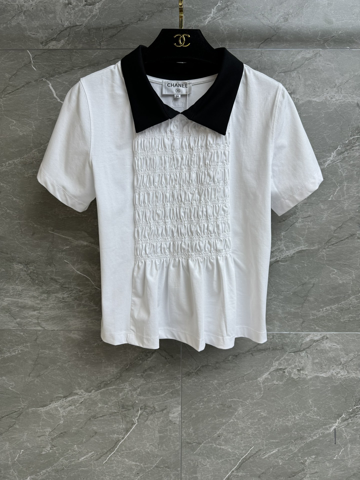 NO:317612,New spring and summer models are available. Xiangjia pleated short-sleeved top. 2025 spring and summer trailer series. Lapel collar. Black and white contrasting colors. Double C pleated design on the chest. Back logo embellishment. Fashionable and age-reducing. Customized cotton fabric. Comfortable and skin-friendly. Normal style. Slim and temperament on the upper body. Full trademark. Size SML, chanel, T-shirt, alexander wang.19860909春夏新款上新啦 香家褶皱短袖上衣 2025春夏预告系列 翻领领口 黑白撞色 胸前双C褶皱设计 后背logo徽标点缀 时髦减龄 定制纯棉面料 舒适亲肤 正常版型 上身显瘦又气质 商标齐全 尺码SML,,chanel,T-shirt,alexander wang,Women's clothing