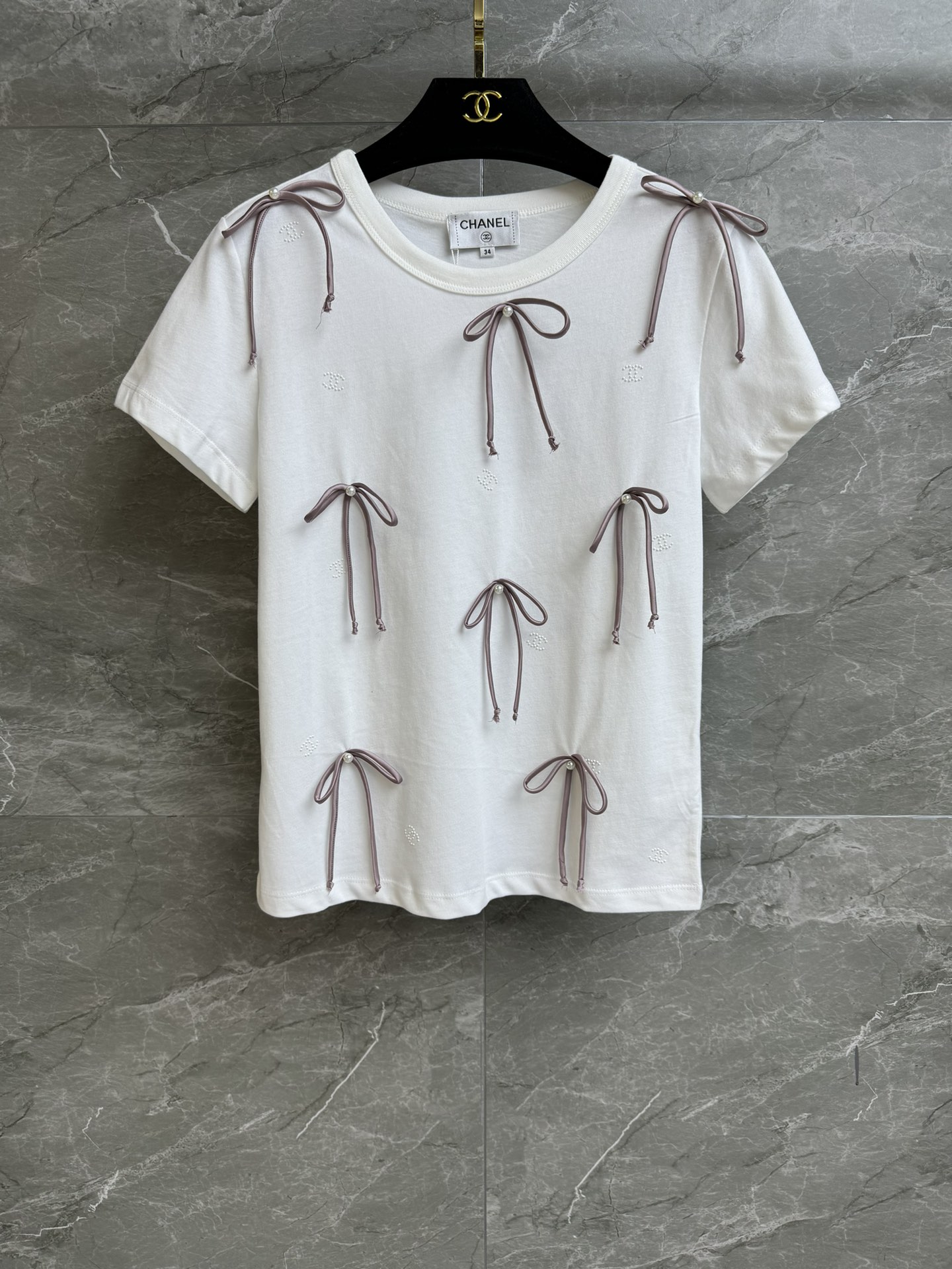 NO:317609,New spring and summer models are shipped. Xiangjia bow T-shirt. 2025 spring and summer trailer series. Round neckline design. Three-dimensional bow pearl embroidery. Double C hot diamond letter embellishment. Exquisite and playful age-reducing. Customized cotton fabric. Comfortable and skin-friendly. Slim fit. The upper body looks slim and age-reducing. Full trademark. Size SML, chanel,tees, t-shirt,alexander wang.19860909春夏新款出货啦 香家蝴蝶结T恤 2025春夏预告系列 圆领领口设计 立体蝴蝶结珍珠刺绣 双C烫钻字母点缀 精致俏皮减龄 定制棉质面料 舒适亲肤 修身版型 上身显瘦又减龄 商标齐全 尺码SML,,chanel,tees，t-shirt,alexander wang,Women's clothing