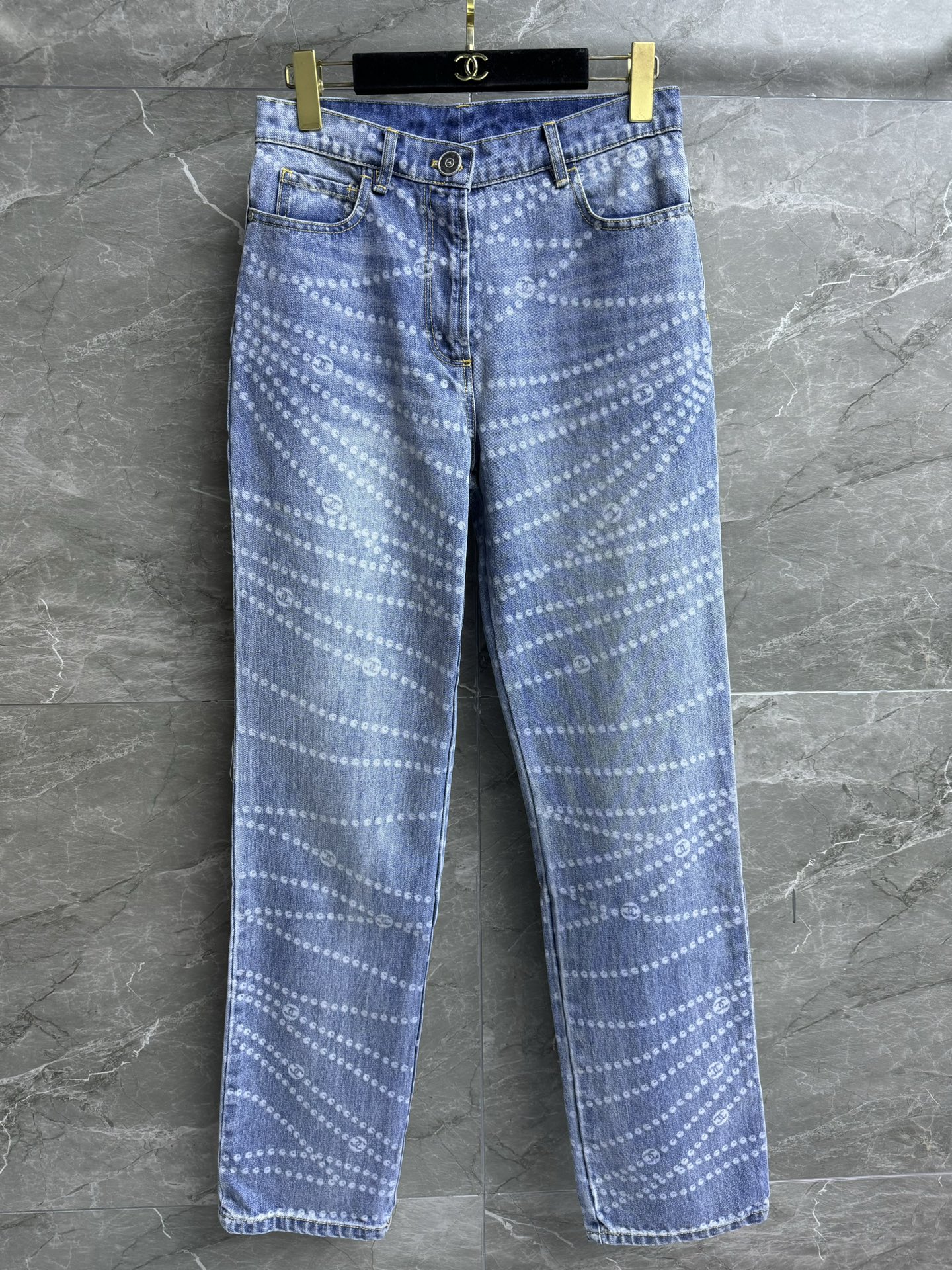 NO:317603,High-end version shipped Xiangjia pearl chain jeans 2025 spring and summer preview series Pearl chain printed pattern High-end fashionable and fashionable Customized washing denim fabric Soft and comfortable Straight-leg pants style Slim and versatile on the upper body Full trademark Size SML, Chanel, jeans, alexander wang19860909高版本出货啦 香家珍珠链条牛仔裤 2025春夏预告系列 珍珠链条印花图案 高级时髦洋气 定制水洗牛仔面料 柔软舒适 直筒裤版型 上身显瘦又百搭 商标齐全 尺码SML,,chanel,jeans,alexander wang,Women's clothing