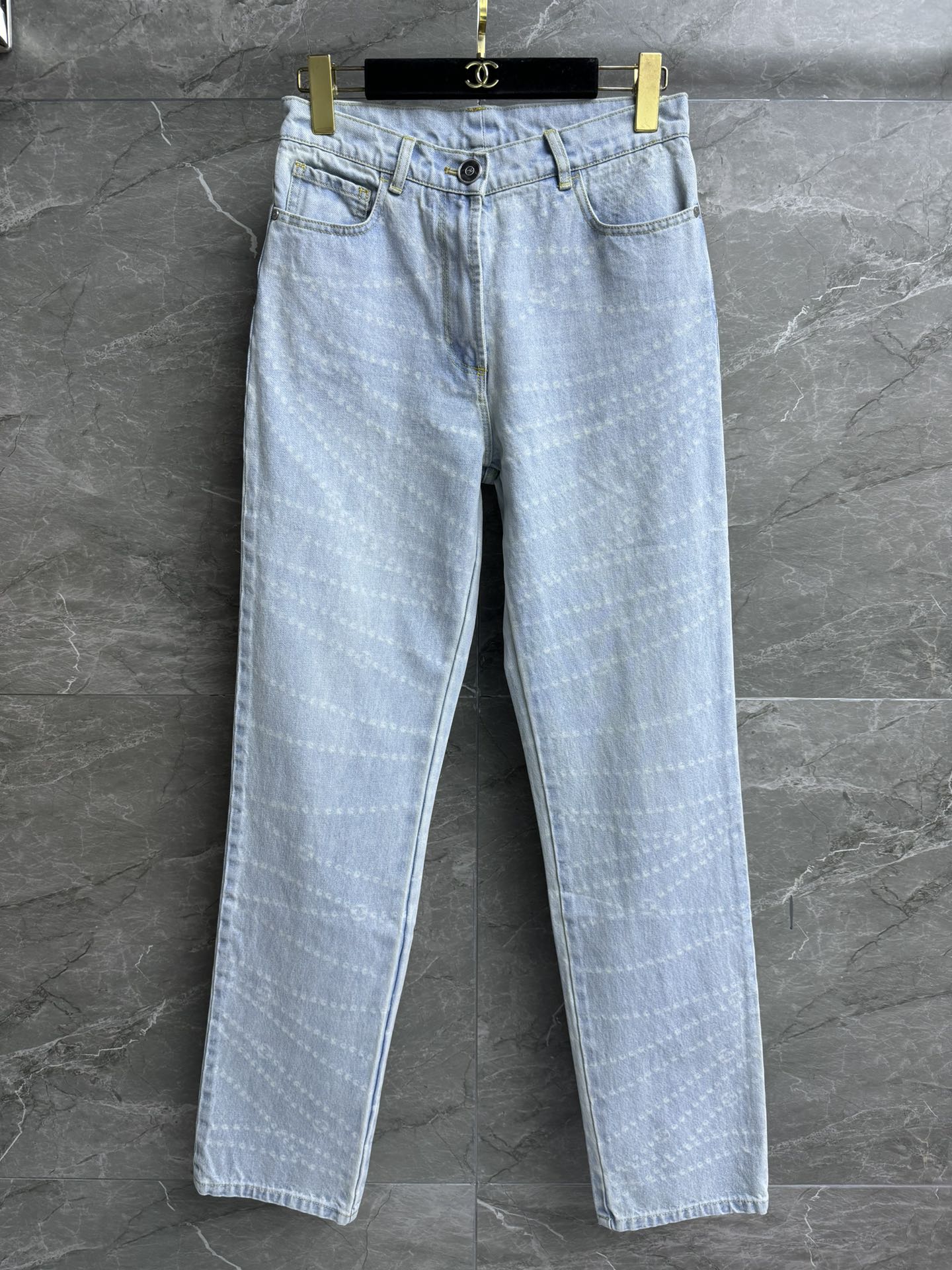 NO:317600,High-end version is shipped Xiangjia pearl chain jeans 2025 spring and summer preview series Pearl chain printed pattern High-end fashionable and fashionable Customized washing denim fabric Soft and comfortable Straight-leg pants style Slim and versatile on the upper body Full trademark Size SM, Chanel, jeans, alexander wang19860909高版本出货啦 香家珍珠链条牛仔裤 2025春夏预告系列 珍珠链条印花图案 高级时髦洋气 定制水洗牛仔面料 柔软舒适 直筒裤版型 上身显瘦又百搭 商标齐全 尺码SM,,chanel,jeans,alexander wang,Women's clothing