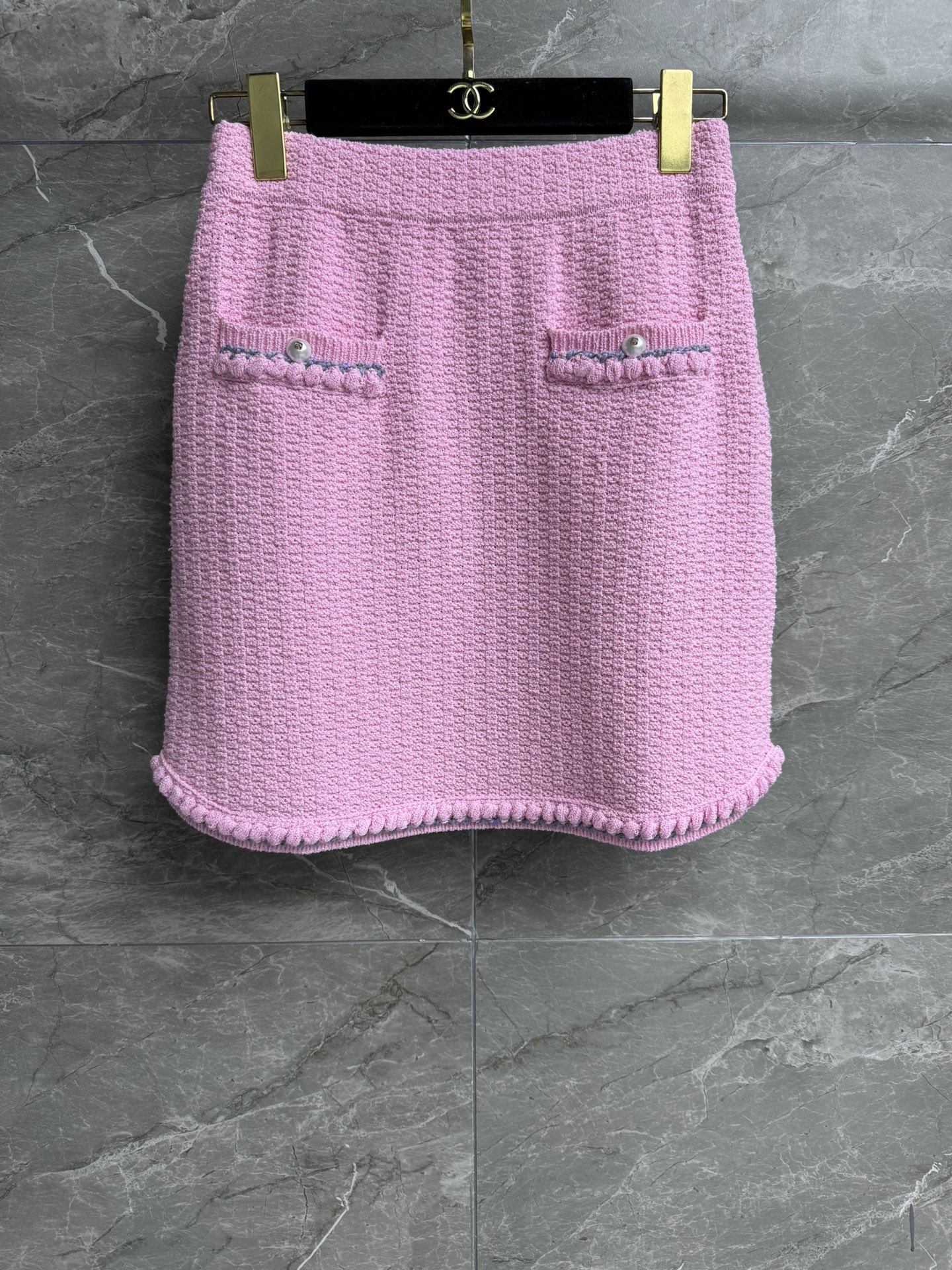 NO:317625,New spring and summer models are shipped. Xiangjia pink lace skirt. 2025 spring and summer preview series. Three-dimensional lace knitting design. Pearl logo diamond buckle embellishment pocket. Pink and blue color matching age-reducing fashionable and fashionable. Fixed weaving and dyeing paired yarn. Soft and comfortable and textured. High-waisted A-line skirt style. The upper body looks slim and versatile. Full trademark. Size SML, chanel, skirts, alexander wang.19860909春夏新款出货啦 香家粉色花边半裙 2025春夏预告系列 立体花边编织设计 珍珠logo钻扣点缀口袋 粉蓝配色减龄时髦洋气 定织定染对版纱线 柔软舒适有质感 高腰A字裙版型 上身显瘦又百搭 商标齐全 尺码SML,,chanel,skirts,alexander wang,Women's clothing