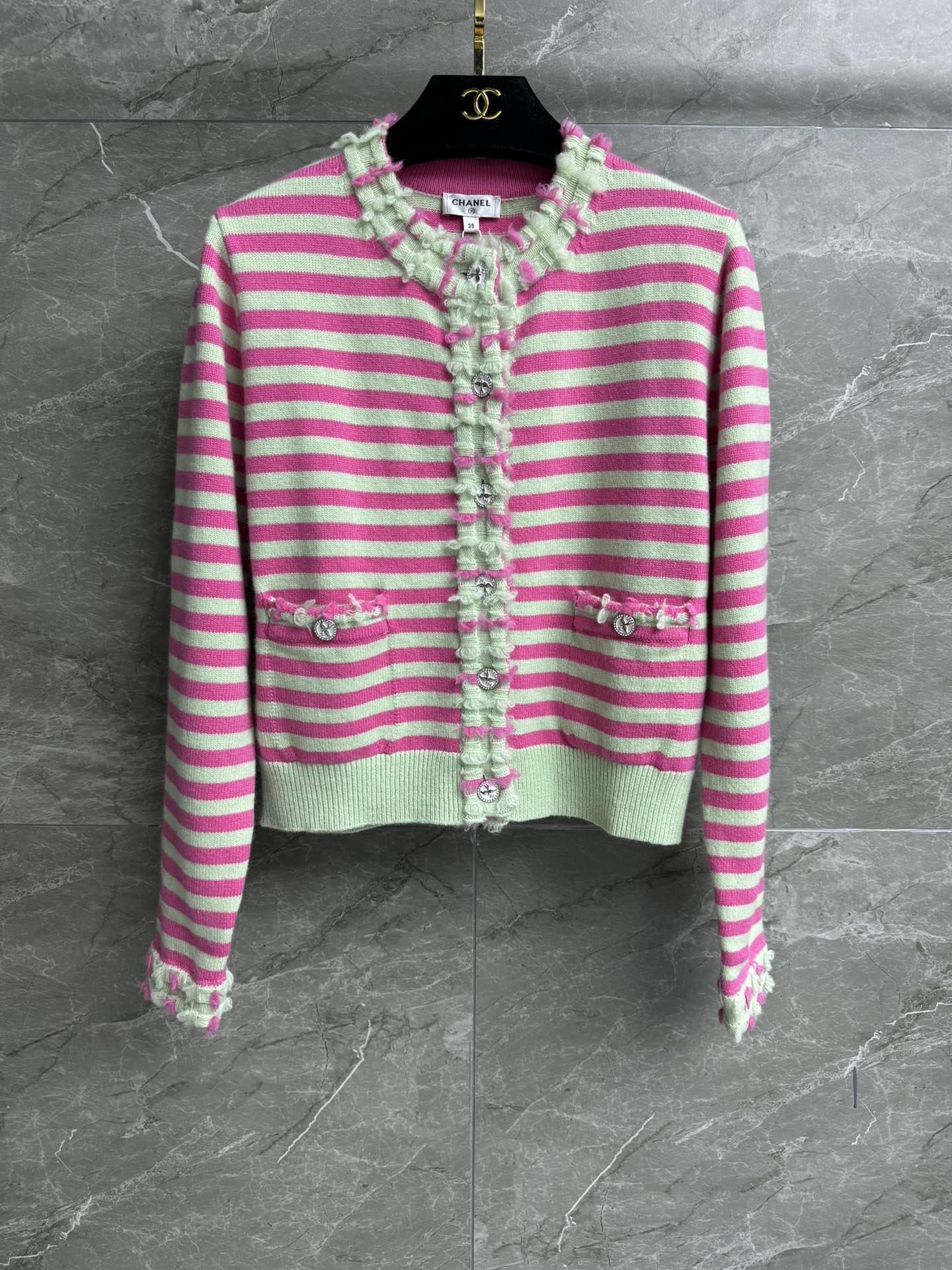 NO:317622,New spring and summer models are available. Xiangjia pink green striped cardigan. 2025 spring and summer trailer series. Round neck single-breasted design. Exquisite logo diamond buckle embellishment. Pink green striped color matching. Fashionable and fashionable. Cashmere knitted fabric. Soft and comfortable. Short style. Slim and temperament on the upper body. Full trademark. Size SML, chanel, alexander wang.19860909春夏新款上新啦 香家粉绿条纹开衫 2025春夏预告系列 圆领单排扣设计 精致logo钻扣点缀 粉绿条纹配色 时髦洋气 羊绒针织面料 柔软舒适 短款版型 上身显瘦又气质 商标齐全 尺码SML,,chanel,alexander wang,Women's clothing