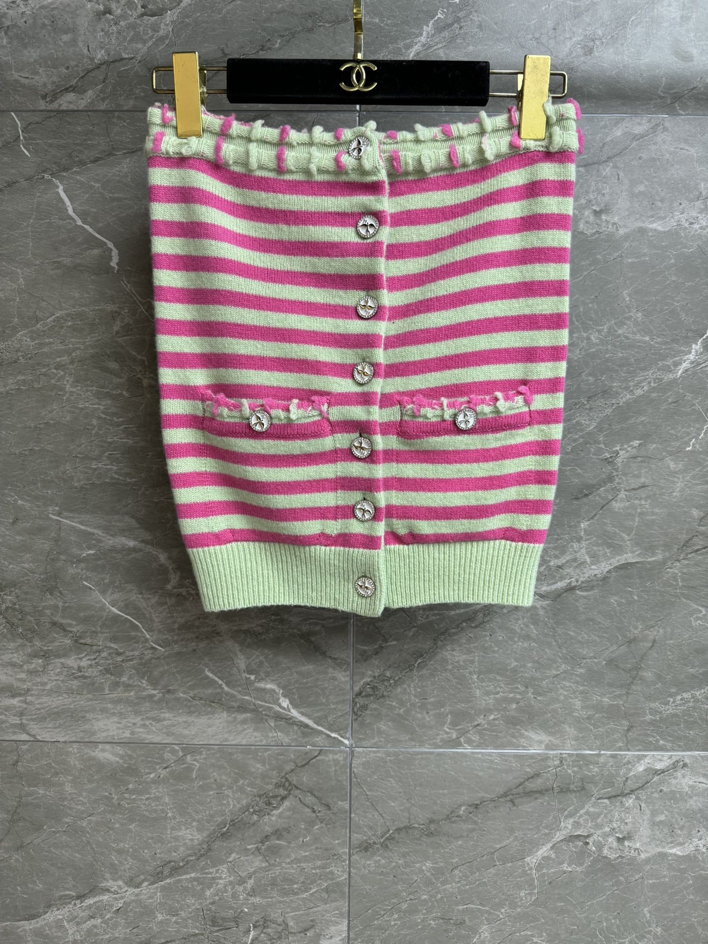 NO:317619,New spring and summer models are available. Xiangjia pink green striped strapless 2025 spring and summer trailer series. Grape piping design. Exquisite logo diamond buckle embellishment. Pink green striped color matching. Fashionable and fashionable. Cashmere knitted fabric. Soft and comfortable. Slim fit. Slim and temperament. Full trademark. Size SML, chanel, alexander wang.19860909春夏新款上新啦 香家粉绿条纹抹胸 2025春夏预告系列 花边滚边设计 精致logo钻扣点缀 粉绿条纹配色 时髦洋气 羊绒针织面料 柔软舒适 修身版型 上身显瘦又气质 商标齐全 尺码SML,,chanel,alexander wang,Women's clothing