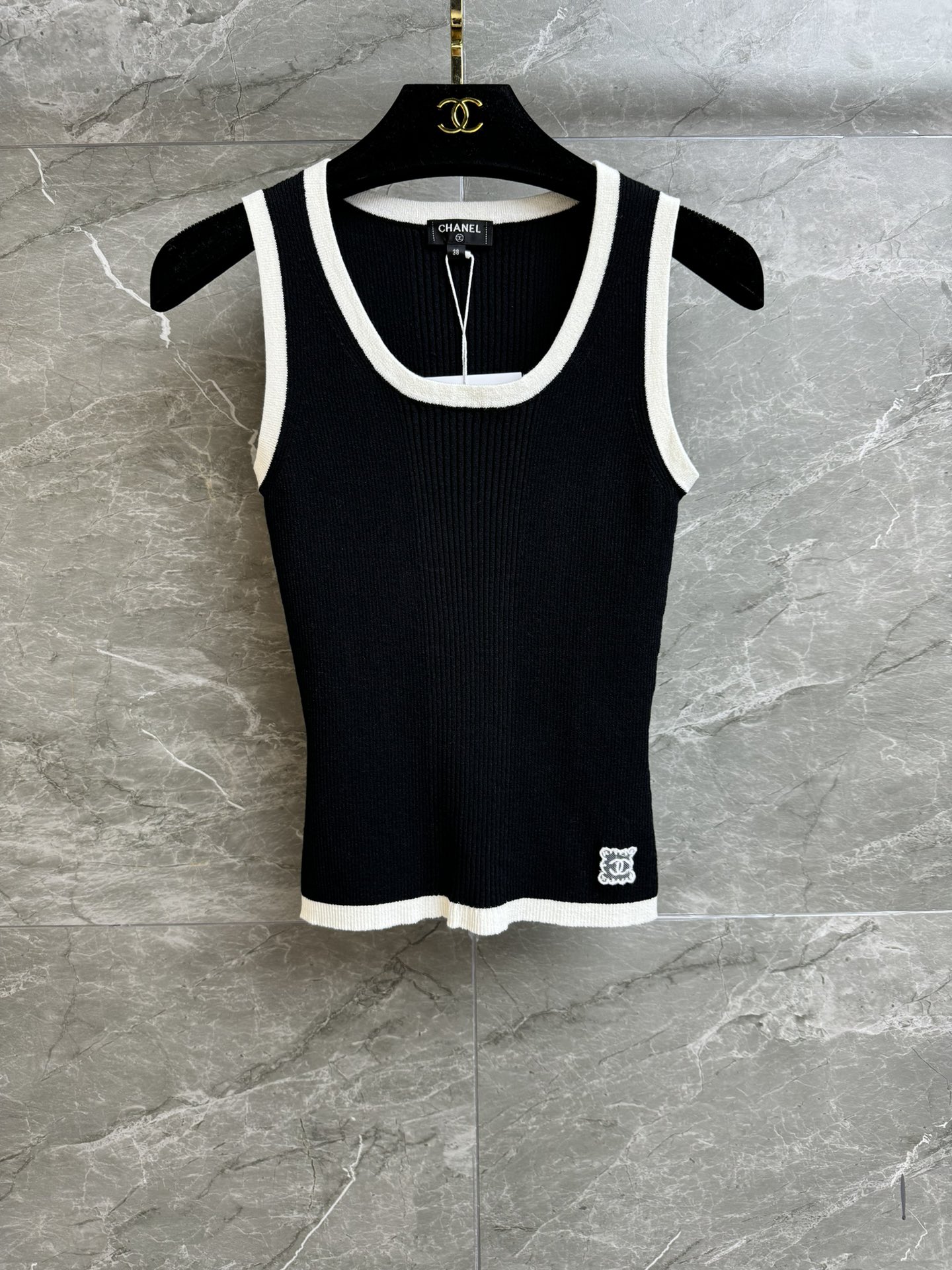 NO:317616,New spring and summer models are available. Xiangjia black and white color-blocking vest. 2025 spring and summer trailer series. Versatile U-neck design. Double C lace embroidery embroidery on the hem. Black and white color-blocking simple and high-end cotton knitted fabric. Comfortable and skin-friendly. Elastic slim fit. Upper body looks slim and temperament. Full trademark size SML, chanel, alexander wang19860909春夏新款上新啦 香家黑白拼色背心 2025春夏预告系列 百搭U领设计 下摆双C蕾丝刺绣点缀 黑白拼色简约高级 棉质针织面料 舒适亲肤 弹力修身版型 上身显瘦又气质 商标齐全 尺码SML,,chanel,alexander wang,Women's clothing