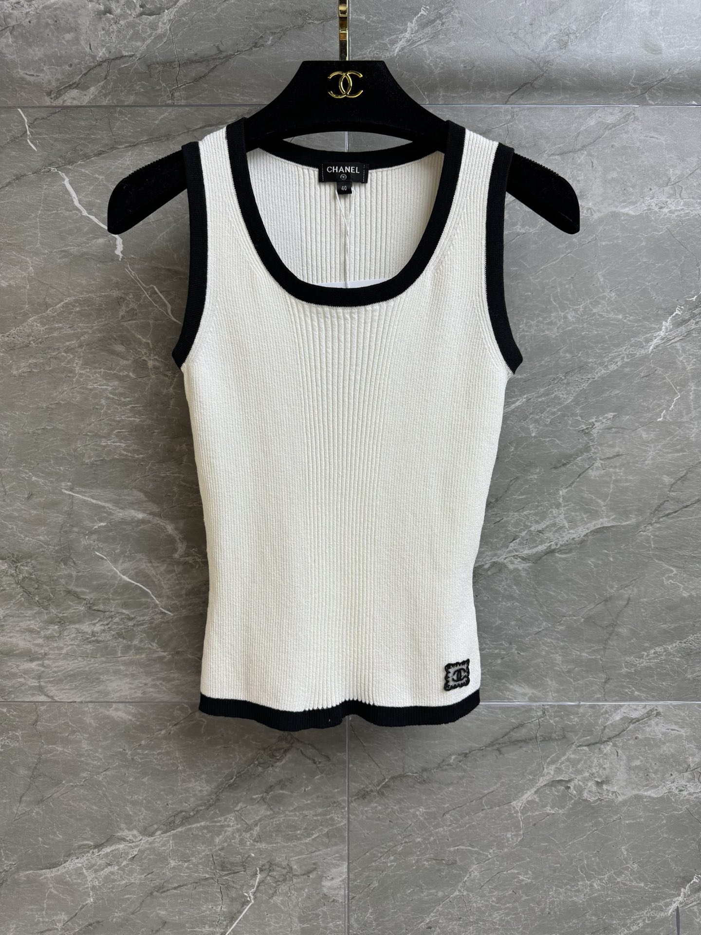 NO:317614,New spring and summer models are available. Xiangjia black and white color-blocking short sleeves. 2025 spring and summer trailer series. Round neckline design. Double C lace embroidery embroidery on the hem. Black and white color-blocking simple and high-end. Cotton knitted fabric. Comfortable and skin-friendly. Elastic slim fit. The upper body looks slim and temperament. Full trademark. Size SML, chanel, T-shirt, alexander wang.19860909春夏新款上新啦 香家黑白拼色短袖 2025春夏预告系列 圆领领口设计 下摆双C蕾丝刺绣点缀 黑白拼色简约高级 棉质针织面料 舒适亲肤 弹力修身版型 上身显瘦又气质 商标齐全 尺码SML,,chanel,T-shirt,alexander wang,Women's clothing