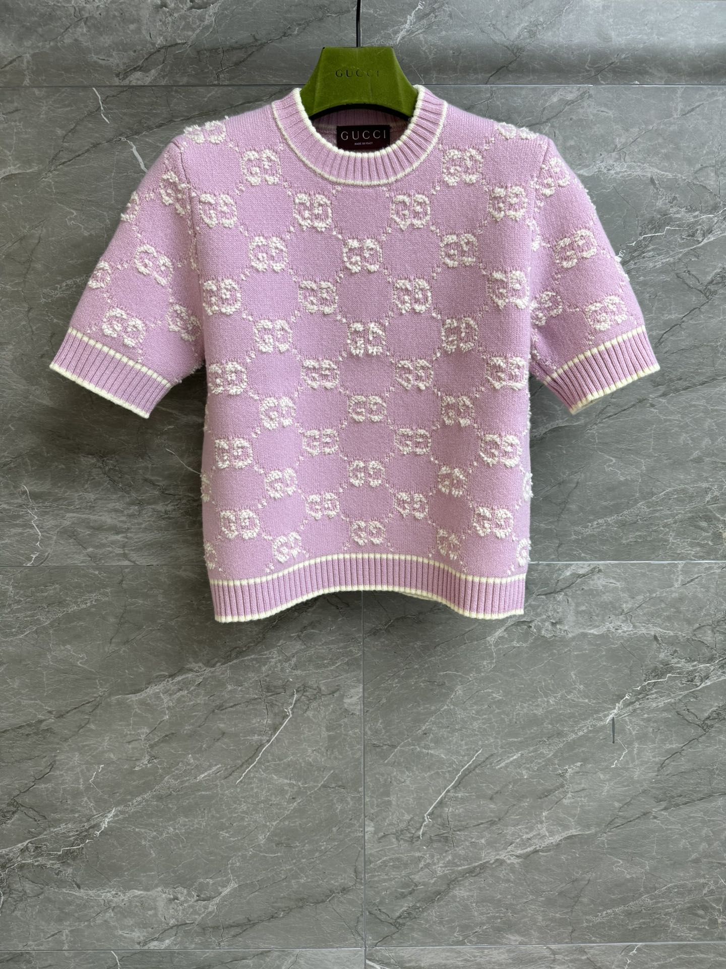 NO:317611,High-version shipped GHJ jacquard wool short sleeves 2025 early spring series round neck ribbed neckline knotted GG jacquard pattern pink and white color matching fashionable age-reducing 100% wool material warm and thick texture Normal style upper body looks slim and temperament Full trademark size SML, T-shirt, alexander wang19860909高版本出货啦 Ｇ家提花羊毛短袖 2025早春系列 圆领罗纹领口 结子绒GG提花图案 粉白配色时髦减龄 百分百羊毛材质 保暖厚实有质感 正常版型 上身显瘦又气质 商标齐全 尺码SML,,T-shirt,alexander wang,Women's clothing