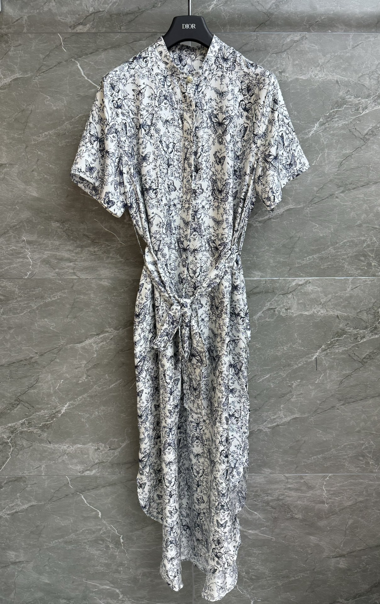 NO:317608,New early spring models are available!  D home butterfly silk dress 2025 spring and summer series, stand collar design, butterfly floral print pattern, fantasy and gorgeous, elegant and romantic, customized silk fabric, comfortable and skin-friendly and drooping, straight-tube style, equipped with belt waist, upper body slim and temperament, full trademark size SML,,dior, skirts, real silk,alexander wang19860909早春新款上新啦！ D家蝴蝶真丝连衣裙 2025春夏系列 立领领口设计 蝴蝶花卉印花图案 梦幻绚烂 优雅浪漫 定制真丝面料 舒适亲肤有垂感 直筒版型 配有腰带收腰 上身显瘦又气质 商标齐全 尺码SML,,dior,skirts,real silk,alexander wang,Women's clothing