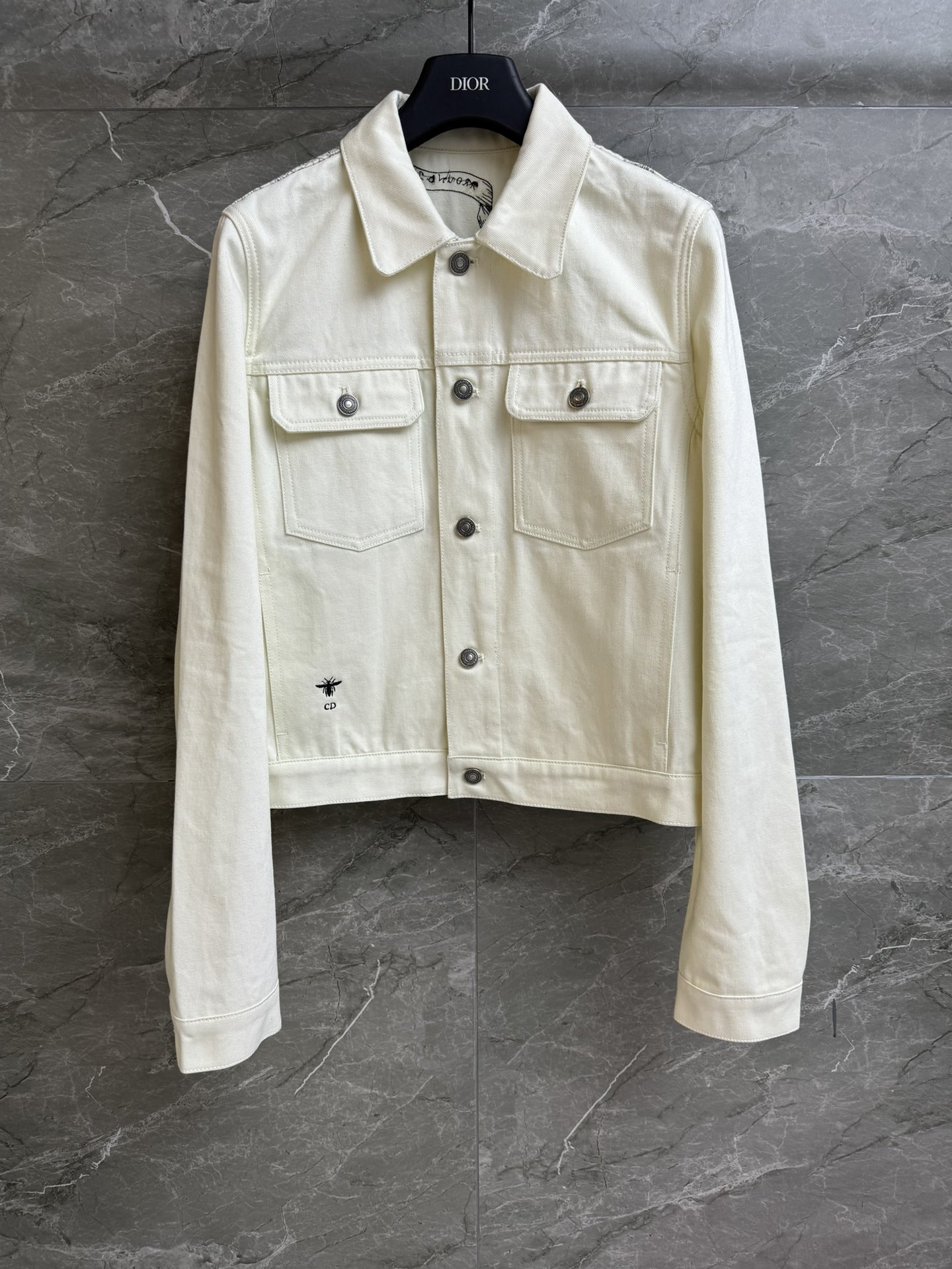 NO:317605,New early spring style is available. D home beige denim jacket 2025 early spring series. Lapel neckline design. Hem bee embroidery pattern embellishment. Back three-dimensional embroidery   five-pointed star floral print. Exquisite and fashionable and high-end. Customized washing denim fabric. The upper body is soft and not tight. Slim fit. The upper body looks slim and temperament. Customized version logo buttons. Full trademark. Size SML,,dior, jackets & coats,alexander wang.19860909早春新款上新啦 D家米色牛仔外套 2025早春系列 翻领领口设计 下摆蜜蜂刺绣图案点缀 后背立体刺绣 五角星花卉印花 精致时髦高级 定制水洗牛仔面料 上身柔软不紧绷 修身版型 上身显瘦又气质 定制对版logo纽扣 商标齐全 尺码SML,,dior,jackets & coats,alexander wang,Women's clothing