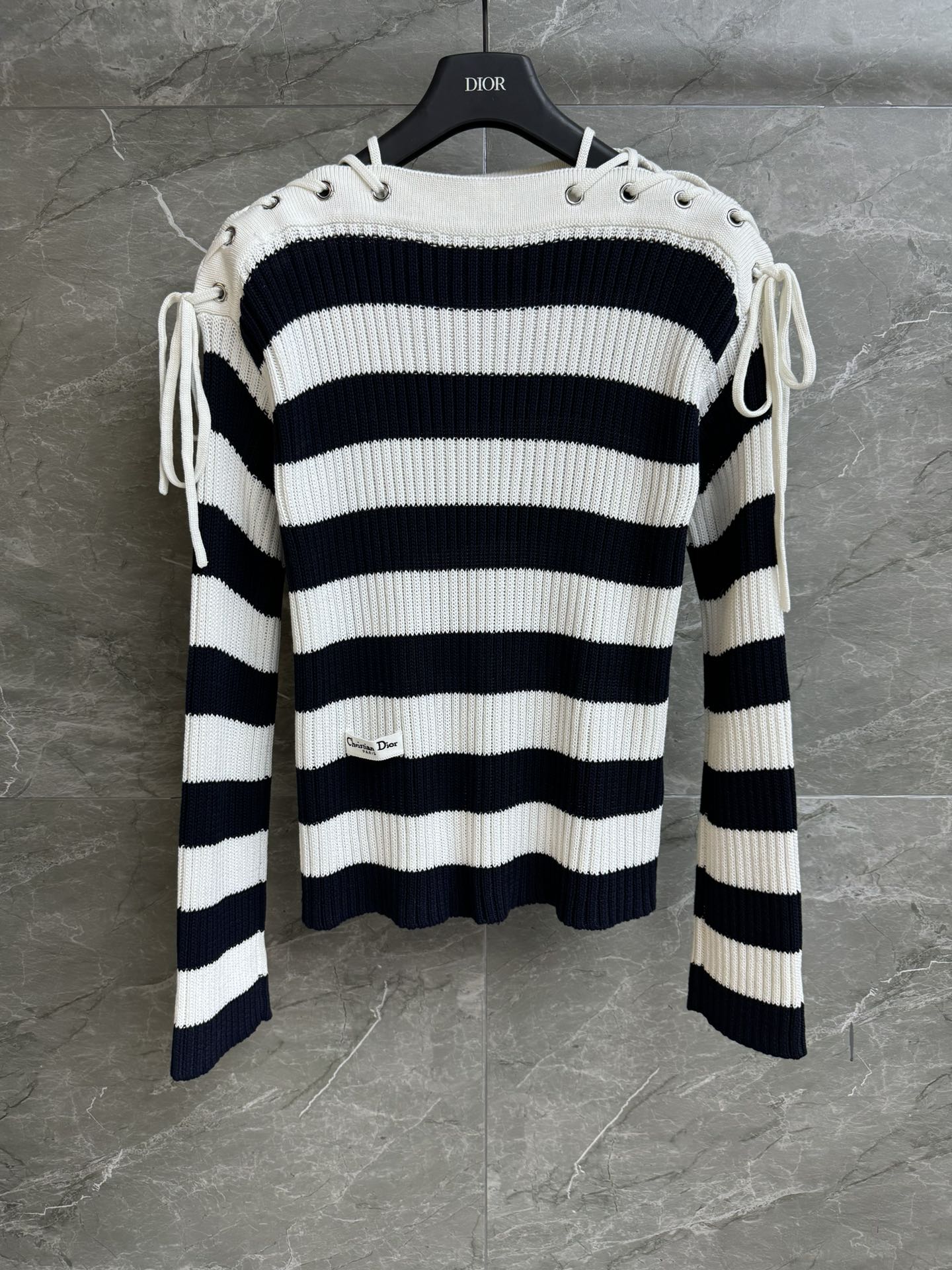 NO:317599,New early spring style is available. D home striped strap sweater 2025 early spring series. One-shoulder strap design. Blue and white striped color matching. Hem logo embroidery label embellishment. Exquisite and fashionable. Cotton knitted fabric. Stretch slim fit. The upper body looks slim and temperament. Full trademark. Size SML,,dior,sweaters,alexander wang.19860909早春新款上新啦 D家条纹绑带毛衣 2025早春系列 一字肩绑带设计 蓝白条纹配色 下摆logo刺绣标签点缀 精致时髦 棉质针织面料 弹力修身版型 上身显瘦又气质 商标齐全 尺码SML,,dior,sweaters,alexander wang,Women's clothing