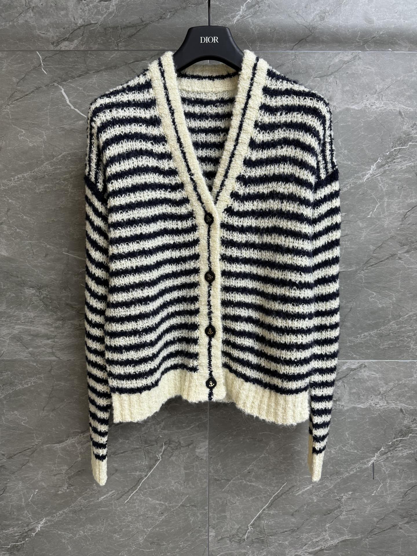 NO:317623,New spring and summer models are available. D home striped knitted cardigan 2025 spring and summer series. Temperament V-neck neckline. Anchor logo button decoration embellishment. Classic striped color scheme. Lazy and fashionable. Custom blended yarn. Soft and comfortable. Normal style. Slim and temperament on the upper body. Full trademark. Size SML,,dior,alexander wang.19860909春夏新款上新啦 D家条纹针织开衫 2025春夏系列 气质V领领口 船锚logo纽扣装饰点缀 经典条纹配色 慵懒时髦 定制混纺纱线 柔软舒适亲肤 正常版型 上身显瘦又气质 商标齐全 尺码SML,,dior,alexander wang,Women's clothing