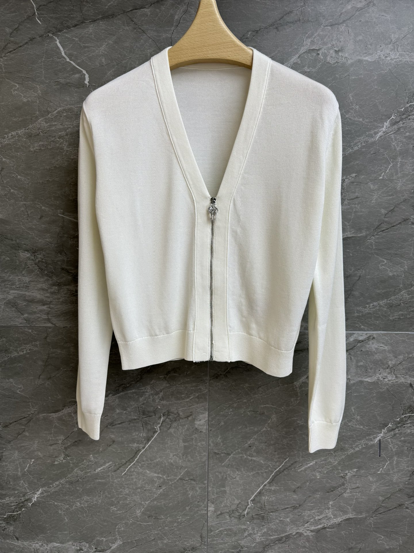 NO:317620,New spring and summer models are available. H home V-neck zipper cardigan. 2025 spring and summer series. V-neck zipper design. Exquisite pendant decoration. Minimalist and high-end. Mulberry silk-blend fabric. Cool and breathable. Short style. Slim and temperament on the upper body. Full trademark. Size SML,,alexander wang.19860909春夏新款上新啦 H家V领拉链开衫 2025春夏系列 V领拉链设计 精致吊坠装饰 极简高级 桑蚕丝混纺面料 质感冰凉透气 短款版型 上身显瘦又气质 商标齐全 尺码SML,,alexander wang,Women's clothing