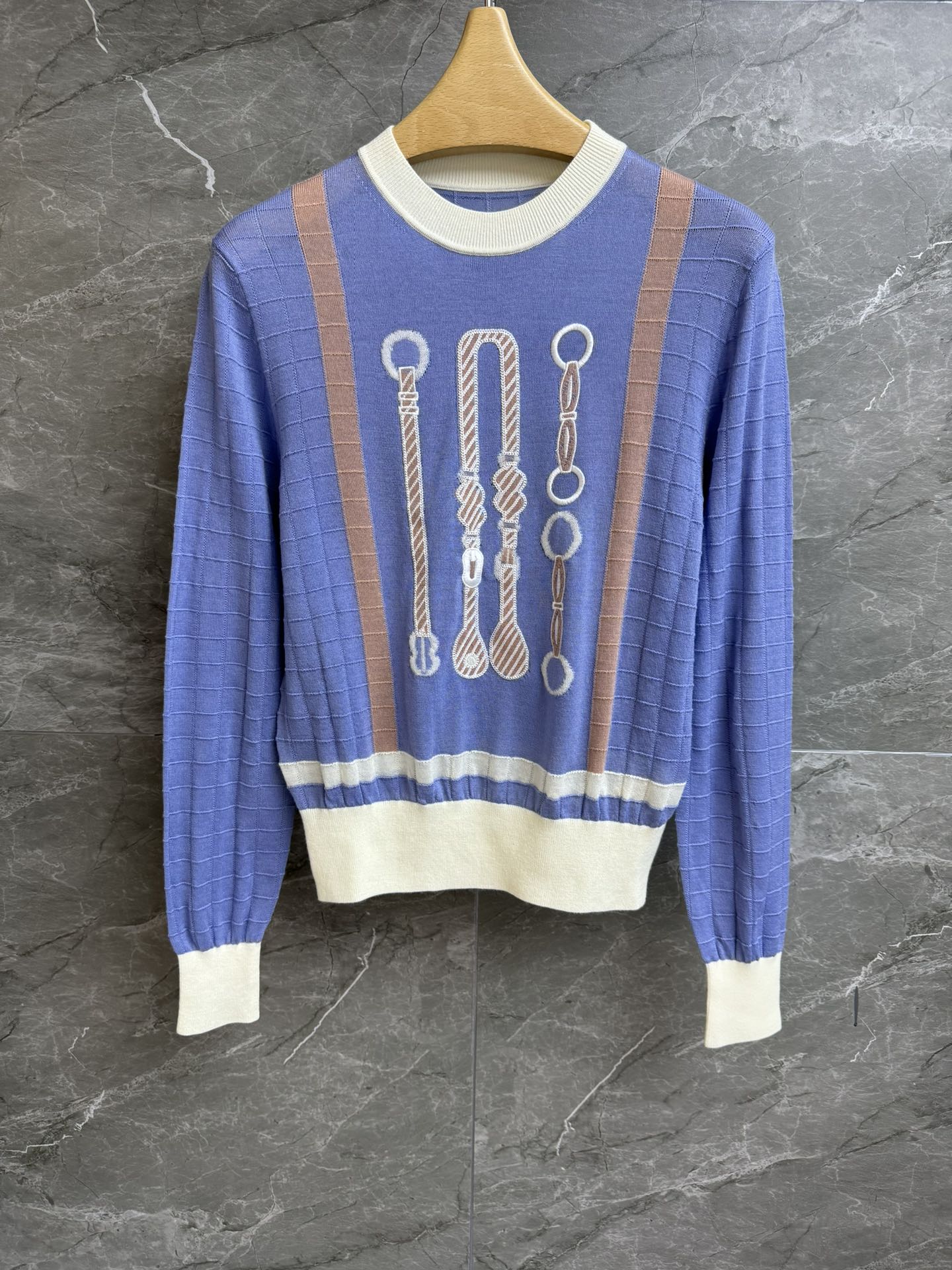 NO:317617,New spring and summer models are available. H home training knitted sweater. 2025 spring and summer series. Round neck ribbed neckline. Training inlay pattern. Partial embroidery. Fashionable and high-end color matching. Wool knitted fabric. Light and comfortable. Normal style. Slim and temperament on the upper body. Full trademark. Size SML,,sweaters,alexander wang.19860909春夏新款上新啦 H家训练针织毛衣 2025春夏系列 圆领罗纹领口 训练嵌花图案 部分刺绣点缀 配色时髦高级 羊毛针织面料 轻薄舒适 正常版型 上身显瘦又气质 商标齐全 尺码SML,,sweaters,alexander wang,Women's clothing