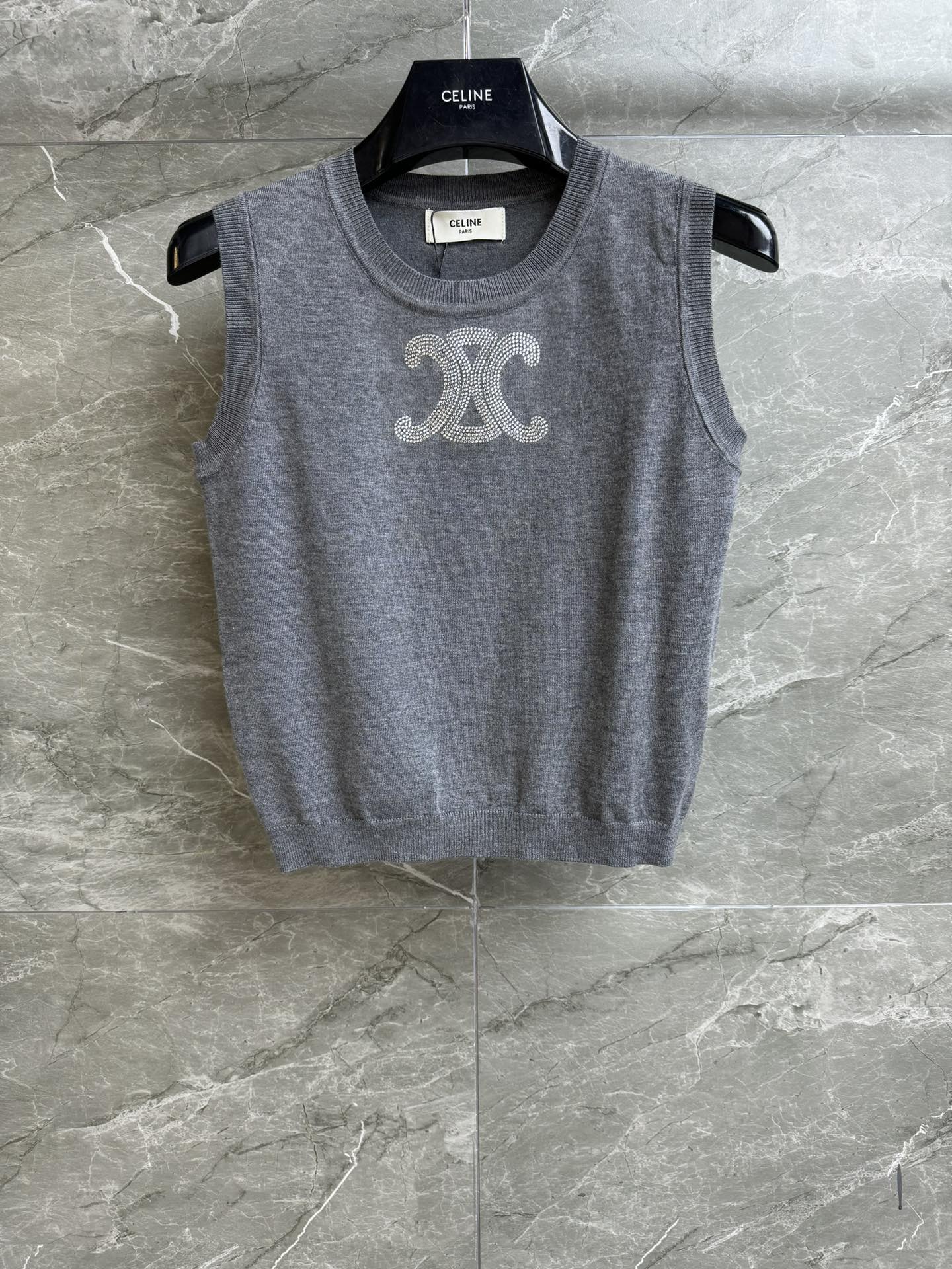 NO:317613,New spring and summer models are available. CL hot diamond logo vest. 2025 spring and summer series. Round neck ribbed neckline. Arc de Triomphe logo hot diamond decoration. Exquisite and fashionable. Custom knitted fabric. Soft and comfortable breathable. Elastic slim fit. The upper body looks slim and versatile. Full trademark. Size SML,,alexander wang.19860909春夏新款上新啦 CL烫钻logo背心 2025春夏系列 圆领罗纹领口 凯旋门logo烫钻装饰 精致时髦高级 定制针织面料 柔软舒适透气 弹力修身版型 上身显瘦又百搭 商标齐全 尺码SML,,alexander wang,Women's clothing