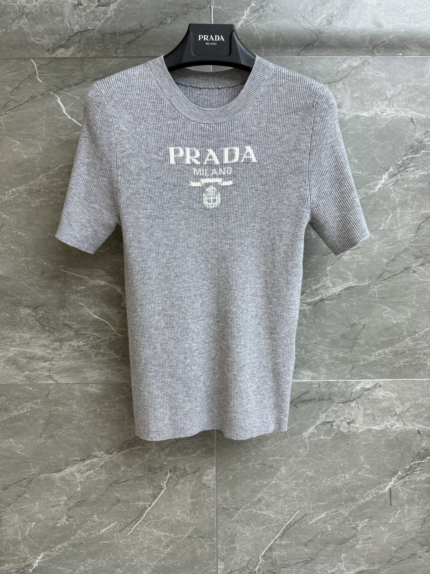 NO:318447,New early spring models are available!  P home gray knitted short sleeves 2025 spring and summer series round neck ribbed neckline classic logo inlay pattern simple and high-end wool knitted fabric delicate texture light and comfortable elastic slim fit style upper body slim and versatile trademark full size SML, T-shirt, alexander wang19860909早春新款上新啦！ P家灰色针织短袖 2025春夏系列 圆领罗纹领口 经典logo嵌花图案 简约又高级 羊毛针织面料 质感细腻轻薄舒适 弹力修身版型 上身显瘦又百搭 商标齐全 尺码SML,,T-shirt,alexander wang,Women's clothing