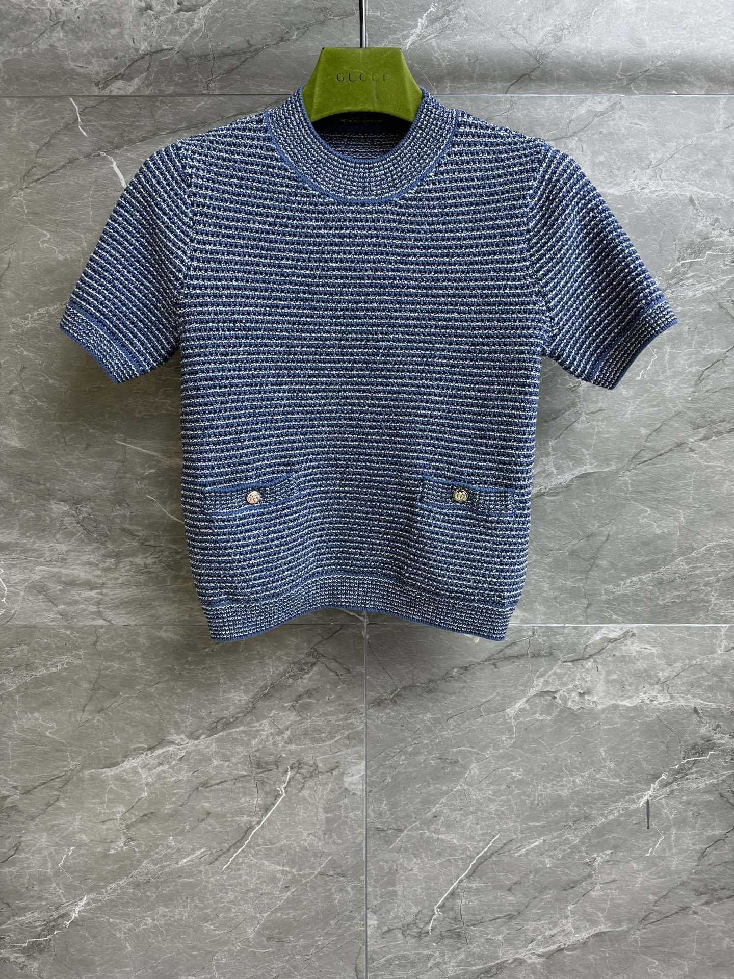 NO:328831,High-end version is shipped. G-home blue knitted short sleeves. 2025 early spring series. Round neck ribbed neckline. Gold tone double G button embellishment pocket. Blue and white color matching. Fashionable and fashionable. Cotton knitted fabric. Warm and comfortable. Normal style. Slim and temperament. Full trademark. Size SML,,gucci, T-shirt,alexander wang.19860909高版本出货啦 G家蓝色针织短袖 2025早春系列 圆领罗纹领口 金色调双G纽扣点缀口袋 蓝白色系配色 时髦洋气 棉质针织面料 保暖舒适 正常版型 上身显瘦又气质 商标齐全 尺码SML,,gucci,T-shirt,alexander wang,Women's clothing
