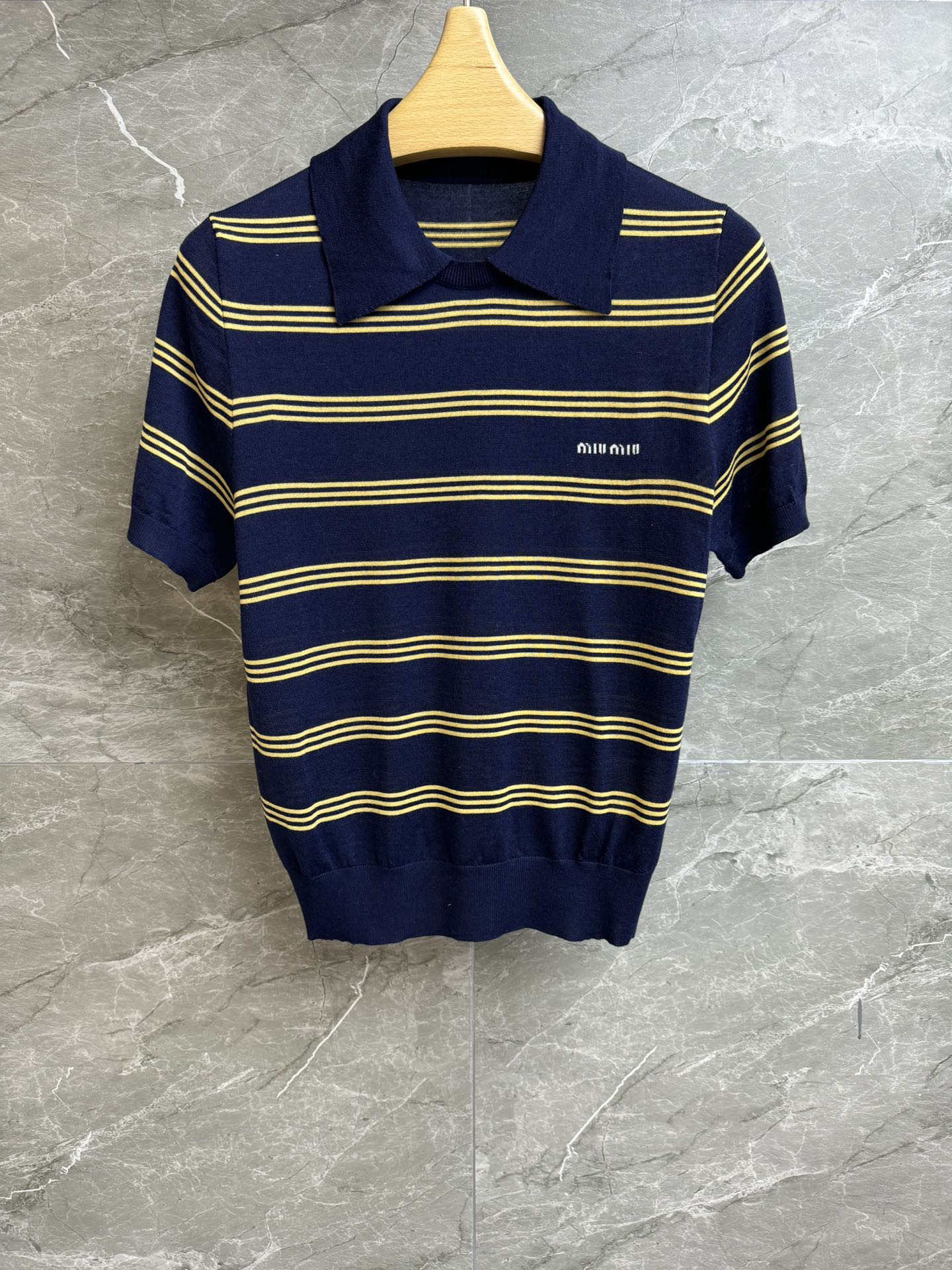 NO:318441,High-end version shipped Miu striped knitted short sleeves 2025 spring and summer series Lapel neckline design Letter inlay pattern embellishment blue and yellow stripes color combination fashionable and age-reducing cashmere blend fabric soft and comfortable hand slim fit style upper body slim and temperament stackable matching trademarks Full size SML,,miumiu,T-shirt,alexander wang19860909高版本出货啦 Miu条纹针织短袖 2025春夏系列 翻领领口设计 字母嵌花图案点缀 蓝黄条纹拼色 时髦减龄 羊绒混纺面料 手感柔软舒适 修身版型 上身显瘦又气质 可叠穿搭配 商标齐全 尺码SML,,miumiu,T-shirt,alexander wang,Women's clothing