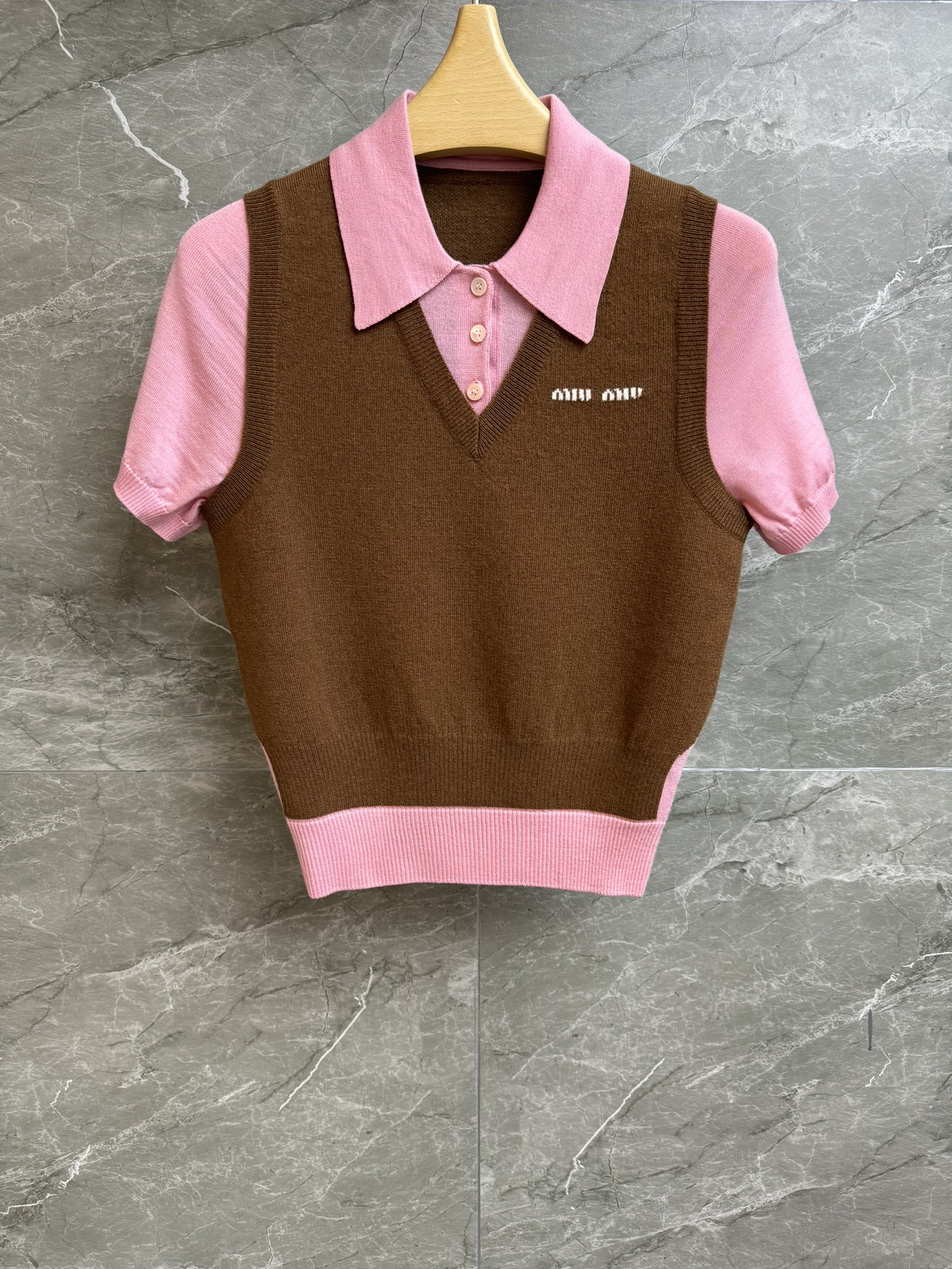 NO:318464,The new model in early spring is available. Miu fake two-piece polo shirt. 2025 spring and summer series. Pink polo short sleeves and brown vest. Fake two-piece splicing design. Letter inlay pattern embellishment. Fashionable and age-reducing. Cashmere wool blend fabric. Soft and comfortable and textured. Slim fit. The upper body looks slim and versatile. Full trademark. Size SML,,miumiu, T-shirt,alexander wang.19860909早春新款上新啦 miu假两件polo衫 2025春夏系列 粉色polo短袖与棕色背心结合 假两件拼接设计 字母嵌花图案点缀 时髦减龄 羊绒羊毛混纺面料 柔软舒适有质感 修身版型 上身显瘦又百搭 商标齐全 尺码SML,,miumiu,T-shirt,alexander wang,Women's clothing