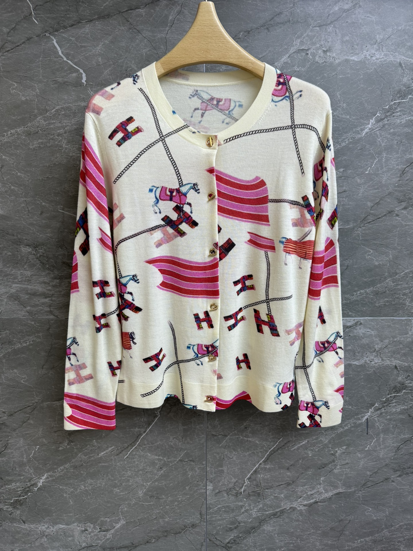 NO:318461,New spring and summer models are available. H-home pony letter cardigan. New spring and summer products. Round neck single-breasted design. Pony letter print pattern. Pink color matching. Fashionable and age-reducing. Wool knitted fabric. Soft and comfortable skin-friendly. Normal style. Slim and temperament on the upper body. Full trademark. Size SML,,alexander wang.19860909春夏新款上新啦 H家小马字母开衫 2025春夏新品 圆领单排扣设计 小马字母印花图案 粉色系配色 时髦减龄 羊毛针织面料 柔软舒适亲肤 正常版型 上身显瘦又气质 商标齐全 尺码SML,,alexander wang,Women's clothing