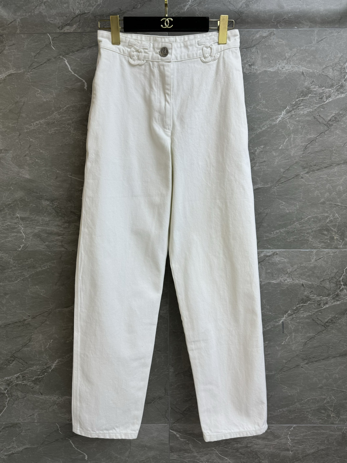 NO:318458,New early spring style is available. Xiangjia white denim straight-leg pants. 2025 spring and summer preview series. Double C logo design at waist. Simple and high-end custom-made washing denim fabric. Clever and comfortable and stylish. Straight pants style. Lazy and casual and not picky legs. Full trademark. Size SML, chanel, alexander wang.19860909早春新款上新啦 香家白色牛仔直筒裤 2025春夏预告系列 腰部双C logo设计 简约高级 定制水洗牛仔面料 挺括舒适有型 直筒裤版型 慵懒随性不挑腿型 商标齐全 尺码SML,,chanel,alexander wang,Women's clothing