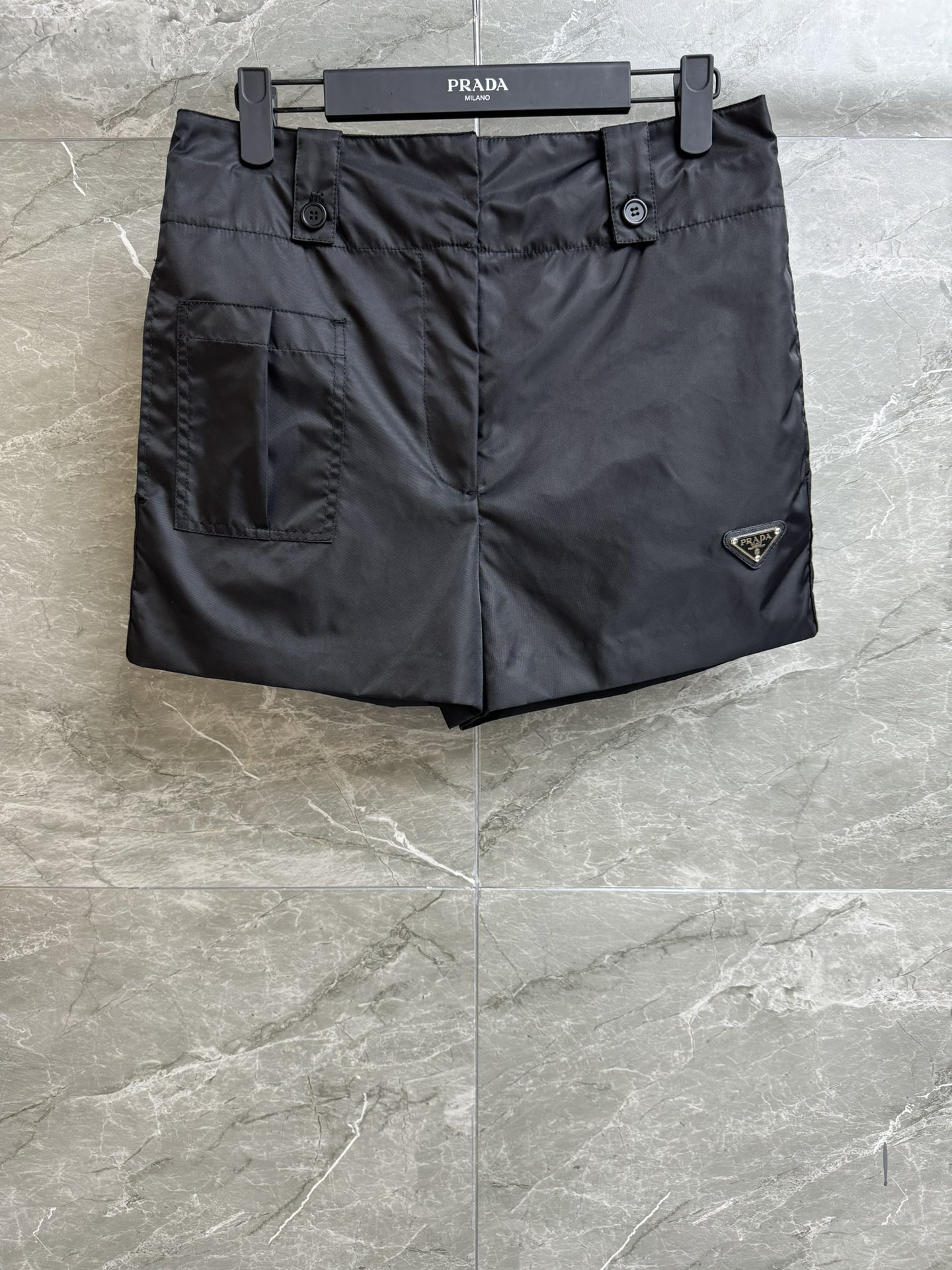 NO:318455,New spring and summer models are available. P home straight nylon shorts. 2025 spring and summer series. Inner drawstrings. Hem triangle logo embellishment. Simple and advanced. Recycled and degradable nylon fabric. Clever and stylish. Straight loose style. The upper body looks slim and versatile. Full trademark. Size SML, shorts, alexander wang.19860909春夏新款上新啦 P家直筒尼龙短裤 2025春夏系列 内抽绳绑带设计 下摆三角logo徽标点缀 简约又高级 可再生降解尼龙面料 挺括有型 直筒宽松版型 上身显瘦又百搭 商标齐全 尺码SML,,shorts,alexander wang,Women's clothing