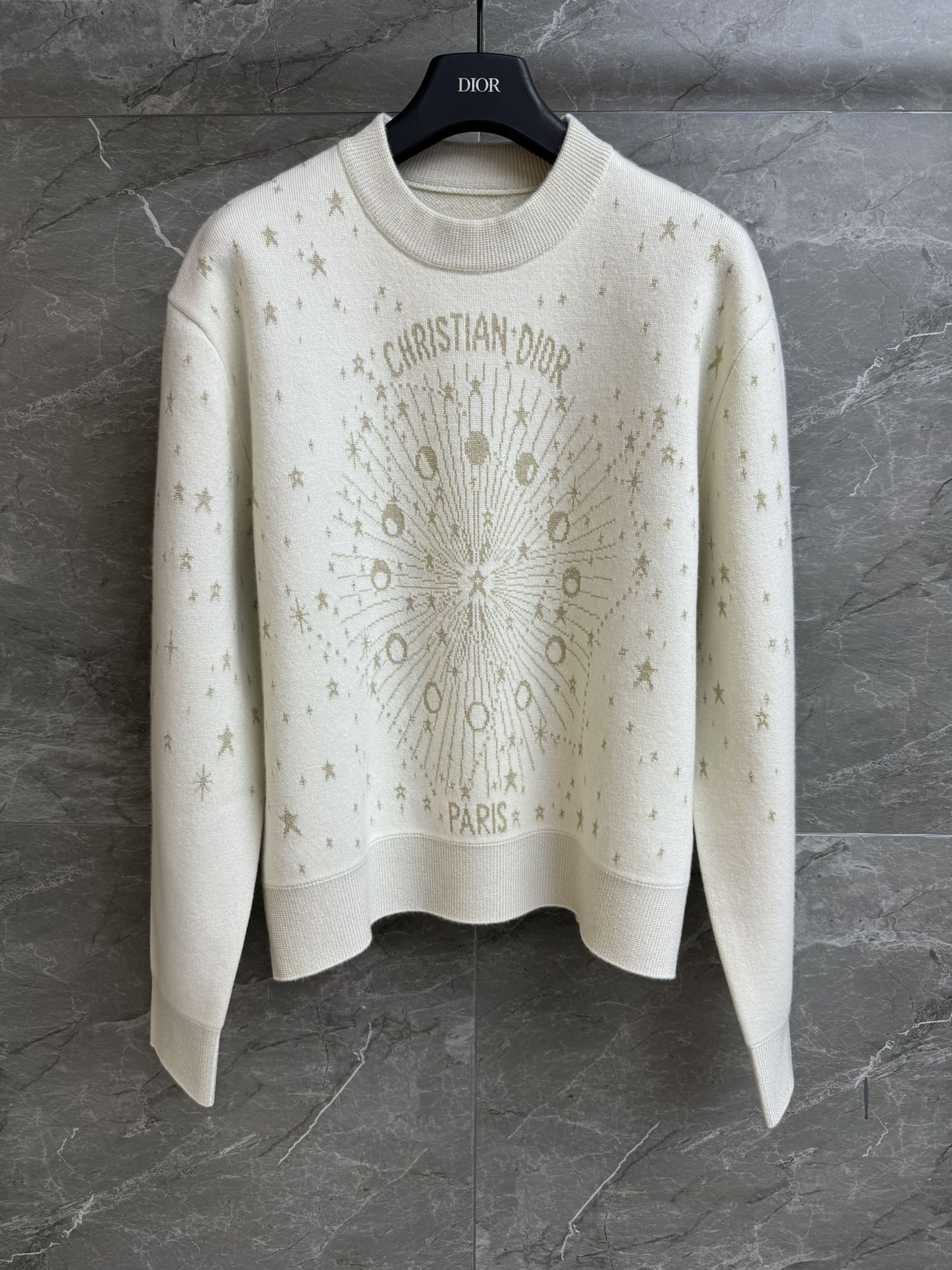 NO:318449,High-end version shipped D-home Star Embroidered Sweater 2025 Early Spring Series Round-neck Ribbed Neck Letters Jacquard Embroidery Pattern Platinum Color Match Fashionable and Premium Cashmere Knitted Fabric Soft and Thick Loose Style Top Body Slim and Temperament Essential White and Beauty Size SML, Dior, Sweaters, Alexander Wang19860909高版本出货啦 D家星星刺绣毛衣 2025早春系列 圆领罗纹领口 字母星盘提花刺绣图案 白金配色 时髦高级 羊绒针织面料 柔软厚实 宽松版型 上身显瘦又气质 白富美必备 尺码SML,,dior,sweaters,alexander wang,Women's clothing