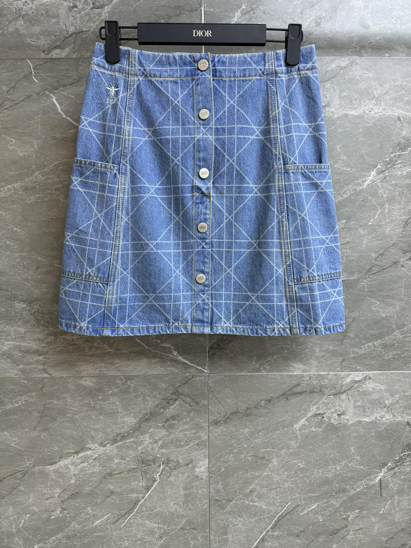 NO:318446,New early spring style is shipped D-home plaid jean skirt 2025 early spring series Snap buckle opening and closing design Classic rag plaid print pattern Bee logo embroidery embroidery fashionable personality Customized washing denim fabric Soft and comfortable High-waisted A-line skirt style Slim and versatile on the upper body Full trademark Size SML, Dior, skirts, alexander wang19860909早春新款出货啦 D家藤格纹牛仔半裙 2025早春系列 按扣开合设计 经典藤格纹印花图案 蜜蜂logo刺绣点缀 时髦个性 定制水洗牛仔面料 柔软舒适 高腰A字裙版型 上身显瘦又百搭 商标齐全 尺码SML,,dior,skirts,alexander wang,Women's clothing