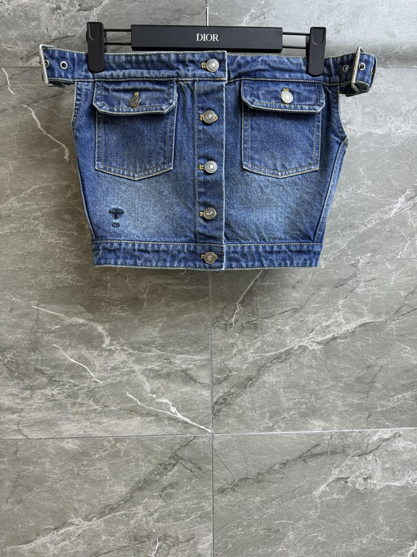 NO:318437,New spring and summer models are available!  D home one-shoulder denim top 2025 spring and summer series One-shoulder strapless design CD bee embroidery embellishment fashionable personality Customized washing denim fabric Comfortable and breathable Short style Slim and versatile upper body Sexy and sweet and cool Sexy and cool Hot girls must be included Full trademark Size SML, Dior, alexander wang19860909春夏新款上新啦！ D家一字肩牛仔上衣 2025春夏系列 一字肩抹胸设计 CD蜜蜂刺绣点缀 时髦个性 定制水洗牛仔面料 舒适透气 短款版型 上身显瘦又百搭 性感甜酷 辣妹必入 商标齐全 尺码SML,,dior,alexander wang,Women's clothing