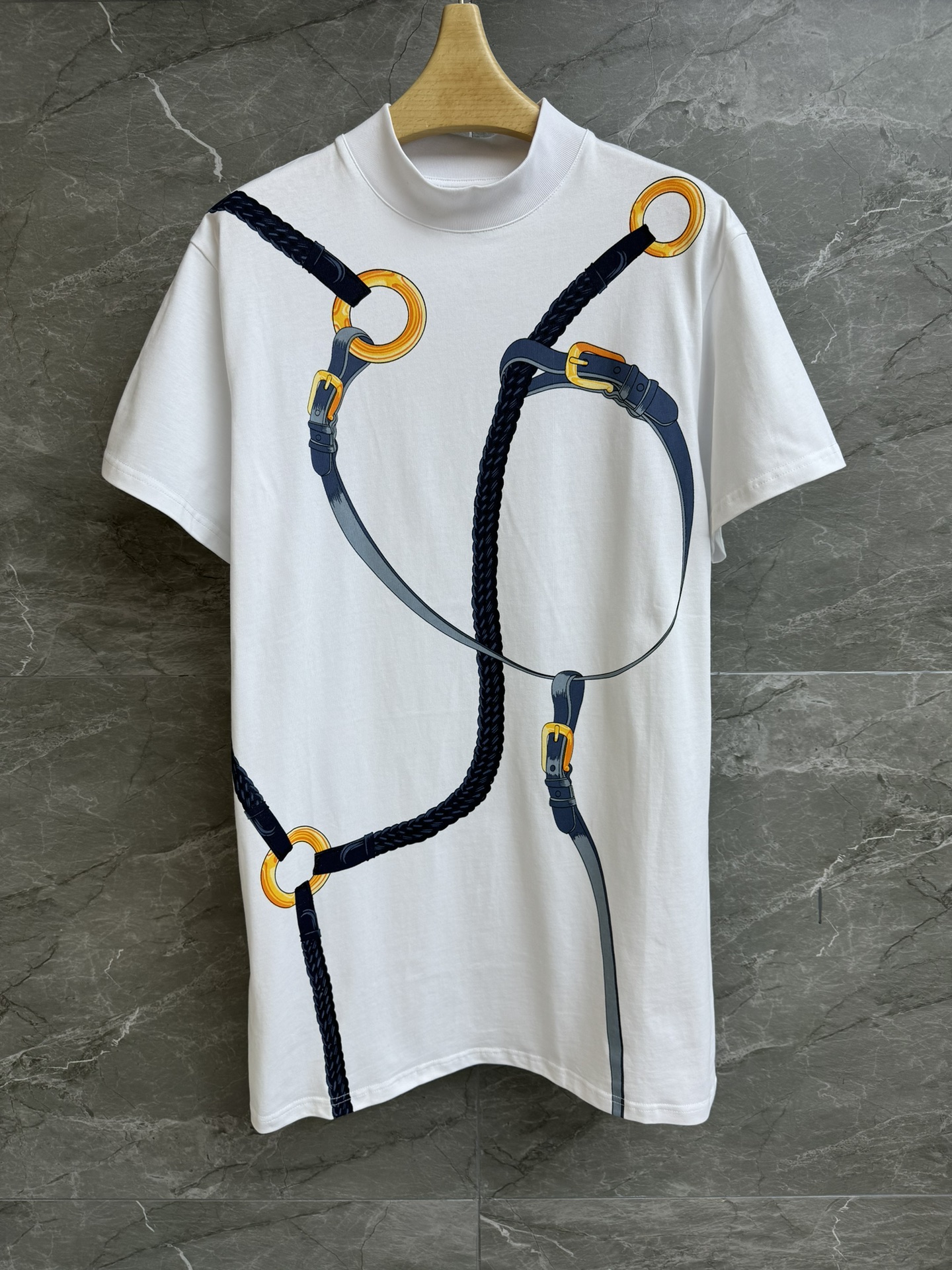 NO:318436,New spring and summer models are shipped. H turtleneck printed T skirt. 2025 spring and summer series. High neck collar design. Coaching Remix printed pattern. Care and high-end imported cotton fabric. Soft and comfortable. Straight-mounted style. The upper body looks slim and covers the flesh. Full trademark. Size SML,,coach, skirts,alexander wang.19860909春夏新款出货啦 H家高领印花Ｔ裙 2025春夏系列 高领领口设计 Coaching Remix印花图案 休闲高级 进口纯棉面料 柔软舒适 直筒版型 上身显瘦又遮肉 商标齐全 尺码SML,,coach,skirts,alexander wang,Women's clothing