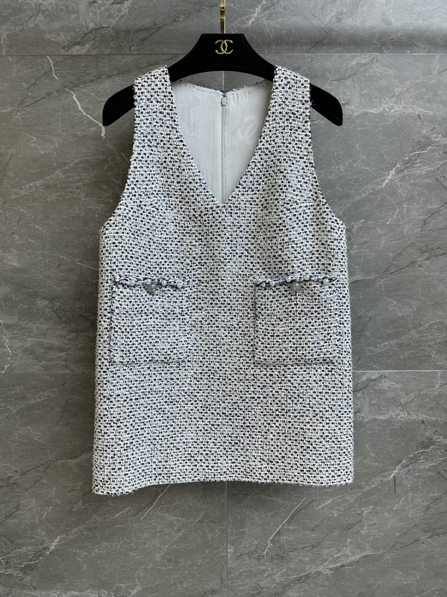 NO:318434,New spring and summer models are available. Xiangjia pearl sequin vest skirt. 2025 spring and summer trailer series. Temperament V-neck neckline. Blue and white sequin interspersed. Cold and high-end color matching. Pearl embellishment. Exquisite and elegant. Custom tweed fabric. Silk lining. Straight-tube style. Slim and temperament. Full trademark. Size SML, chanel, skirts, real silk, alexander wang.19860909春夏新款上新啦 香家珍珠亮片背心裙 2025春夏预告系列 气质V领领口 蓝白亮片穿插 配色清冷高级 珍珠点缀 精致优雅 定制斜纹软呢面料 真丝里衬 直筒版型 上身显瘦又气质 商标齐全 尺码SML,,chanel,skirts,real silk,alexander wang,Women's clothing